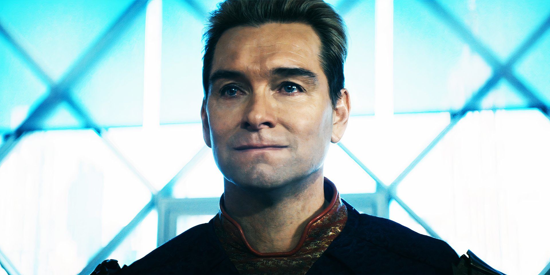 Antony Starr como Homelander em The Boys temporada 4, episódio 8 com lágrimas nos olhos