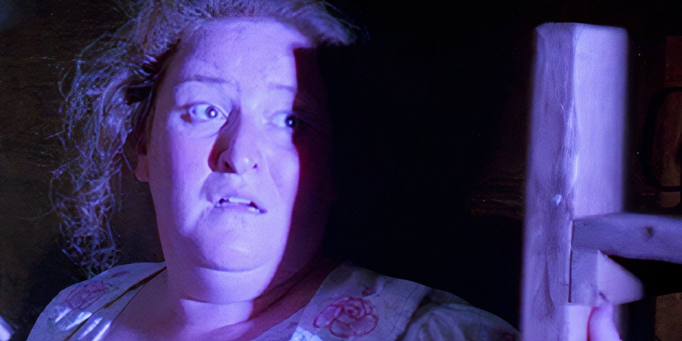 April Warren como a mãe de Jo parecendo assustada no abrigo contra tempestades da família em Twister