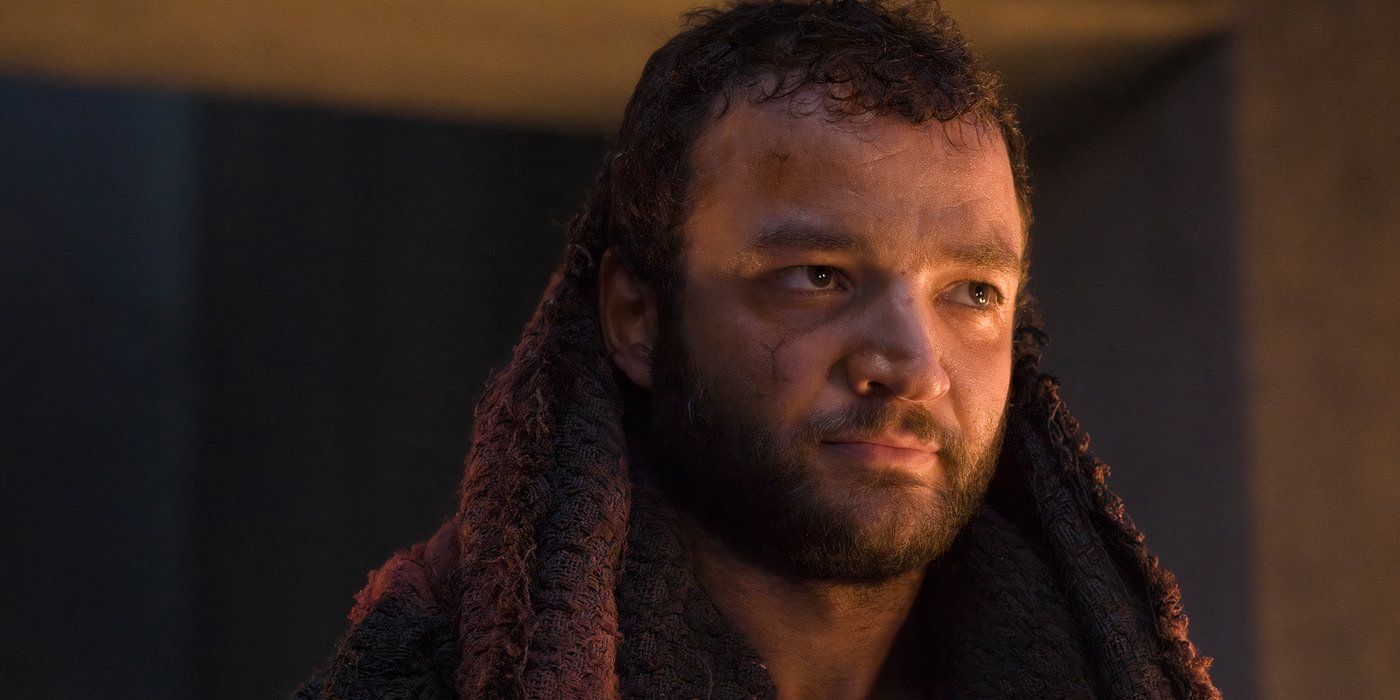 Ashur (Nick Tarabay) observa com um sorriso estóico em Spartacus