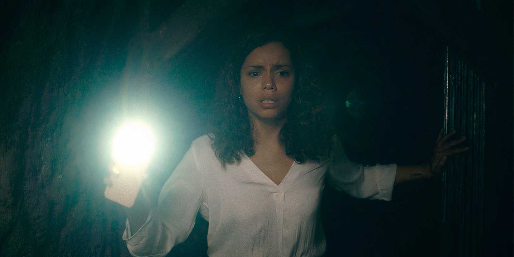 Tess (Georgina Campbell) Holds Out Phone Flashlight in Barbarian