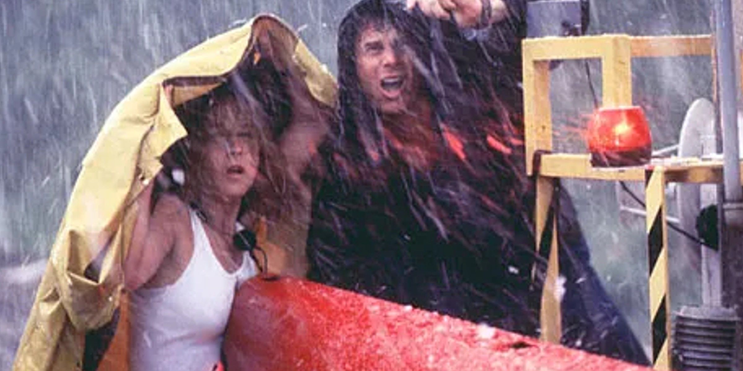 Bill Paxton y Helen Hunt bajo la lluvia en Twister