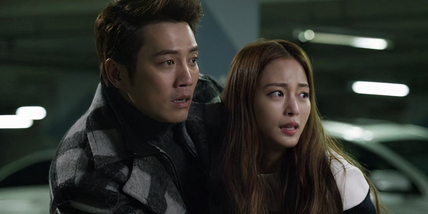 Jo Sang Wook atrapa a Han Ye Seul mientras se esconden por miedo. 