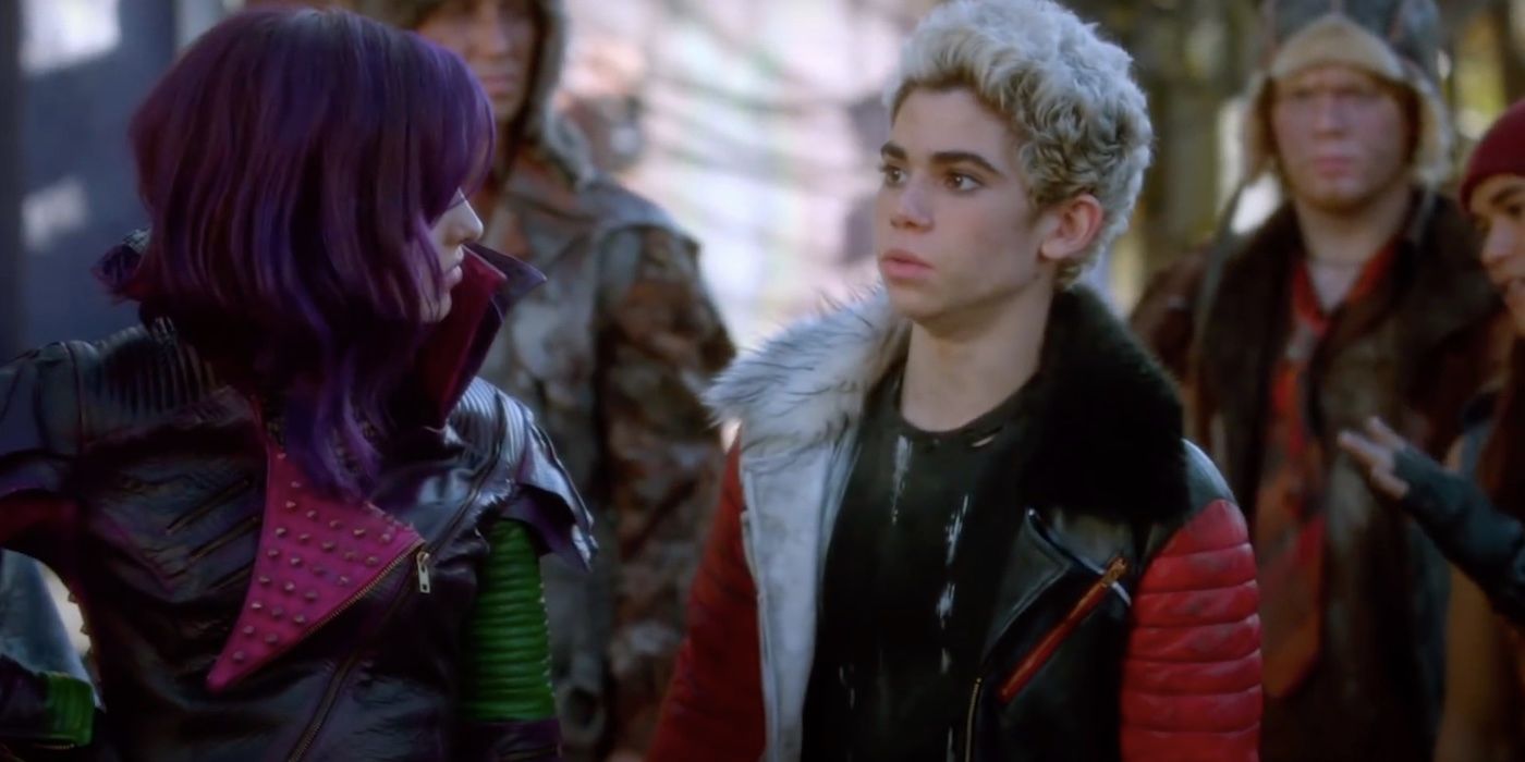 Carlos (Cameron Boyce) and Mal (Dove Cameron) talk about Auradon in Descendants