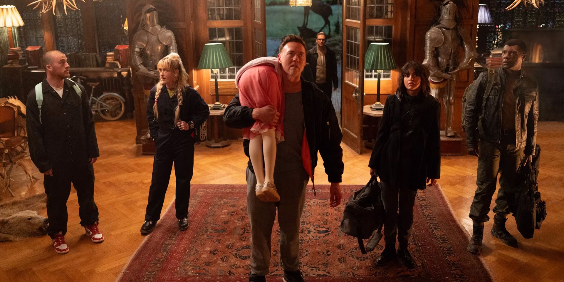 Kevin Durand Melissa Barrera, Kathryn Newton e o elenco de Abigail em pé no foyer