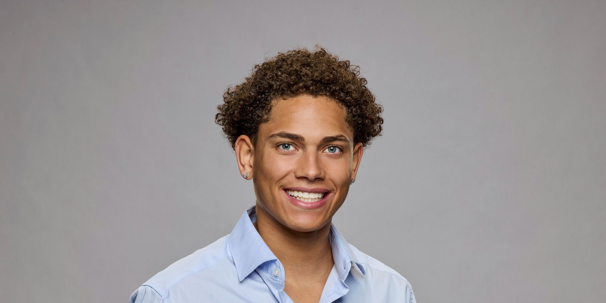 Sedric Hodges de la temporada 26 de Gran Hermano sonríe con una camisa azul