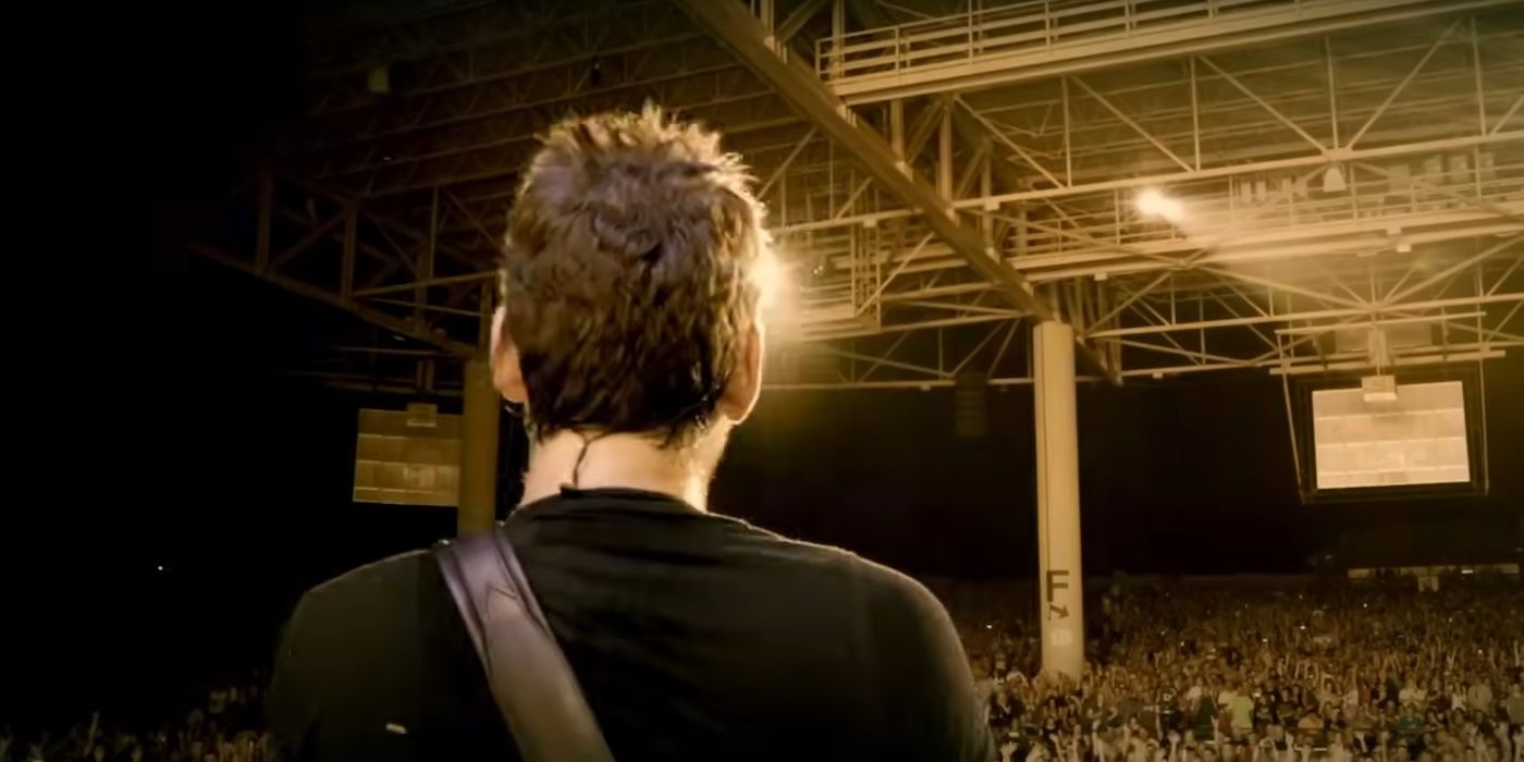 Chad singing before an audience in Hate to Love Nickelback trailer