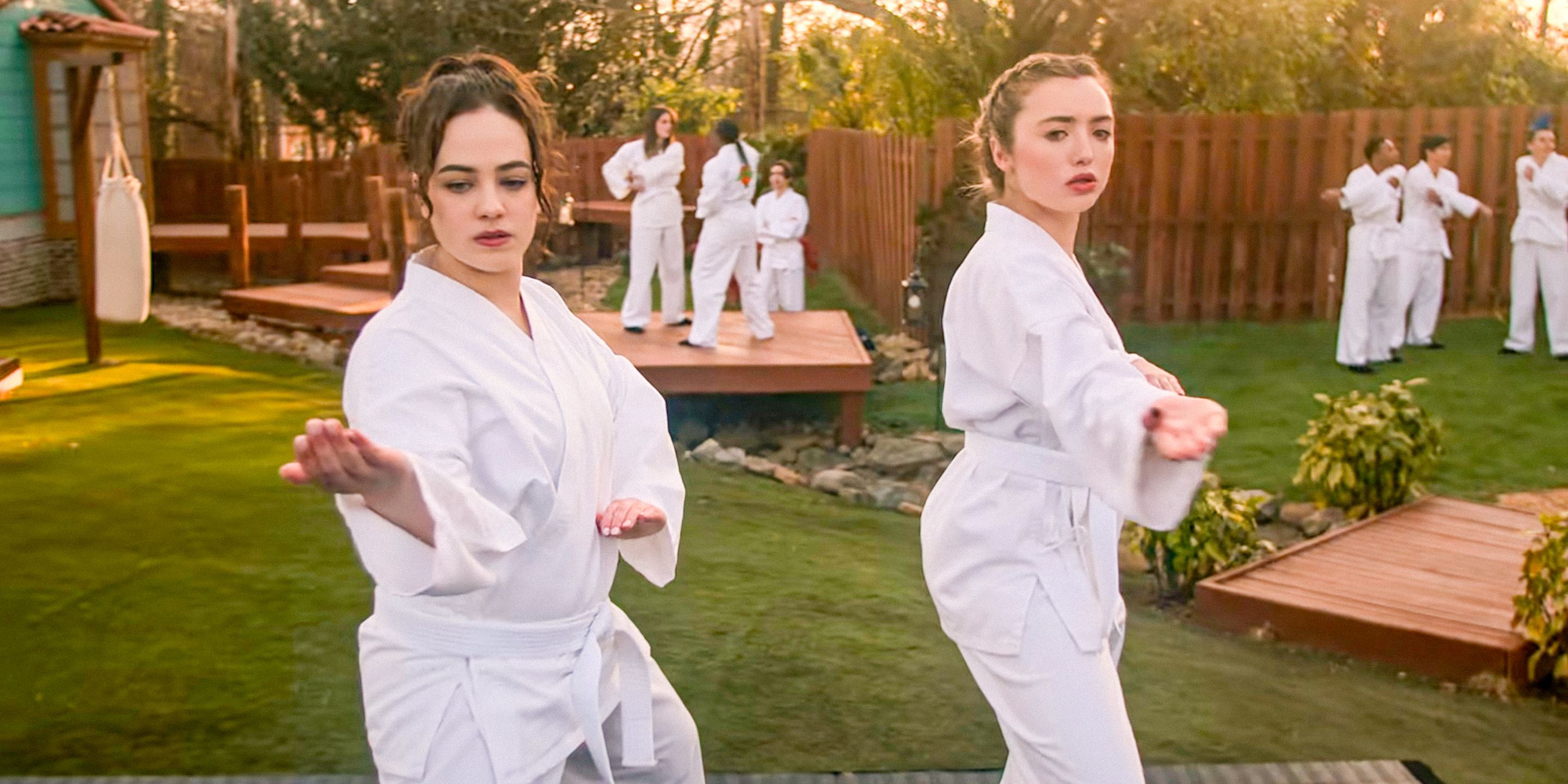 Sam LaRusso (Mary Mouser) und Tory Nichols (Peyton List) üben Kata in Miyagi-Do in Staffel 6 von Cobra Kai