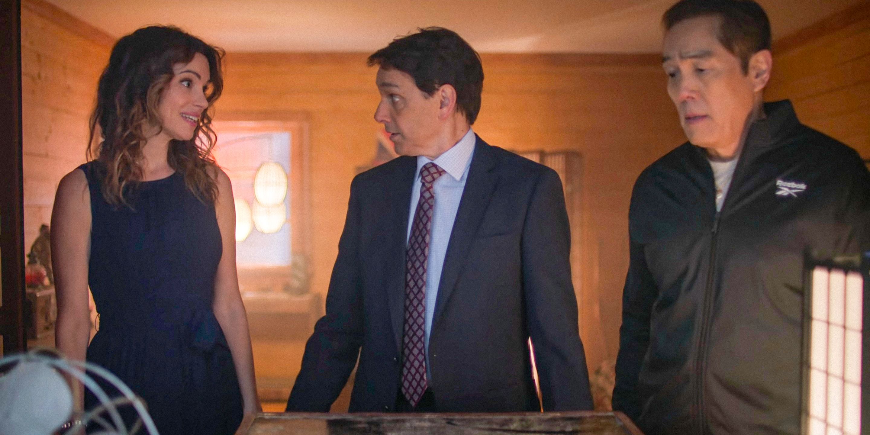 Amanda LaRusso (Courtney Henggeler), Daniel LaRusso (Ralph Macchio) e Chozen (Yuji Okumoto) surpresos ao encontrar uma caixa secreta no antigo quarto do Sr. Miyagi na 6ª temporada de Cobra Kai