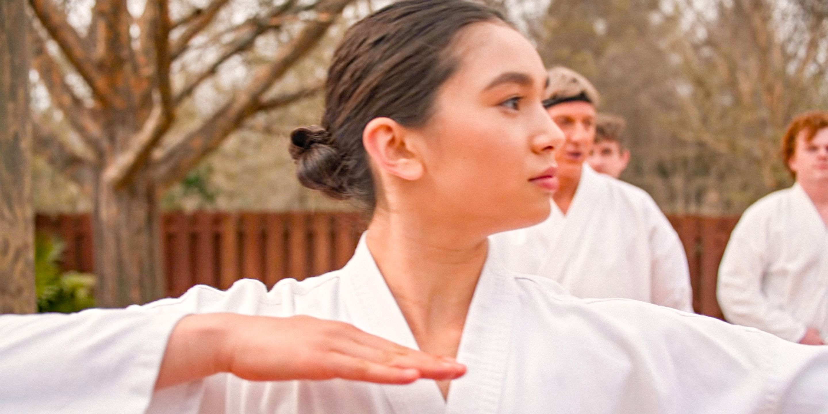 Devon (Oona O'Brien) treinando realizando katas na 6ª temporada de Cobra Kai