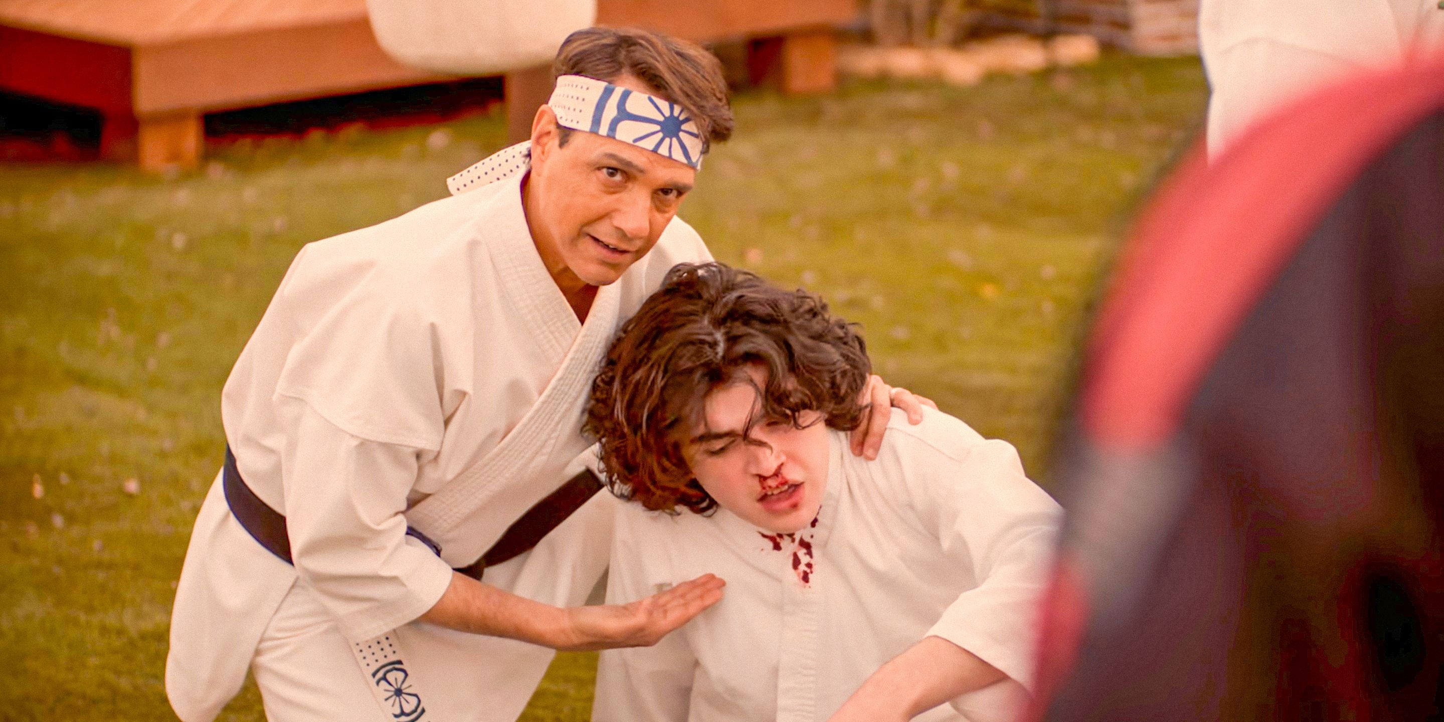 Daniel LaRusso (Ralph Macchio) chateado porque seu filho Anthony LaRusso (Griffin Santopietro) foi atingido e está sangrando pelo nariz na 6ª temporada de Cobra Kai