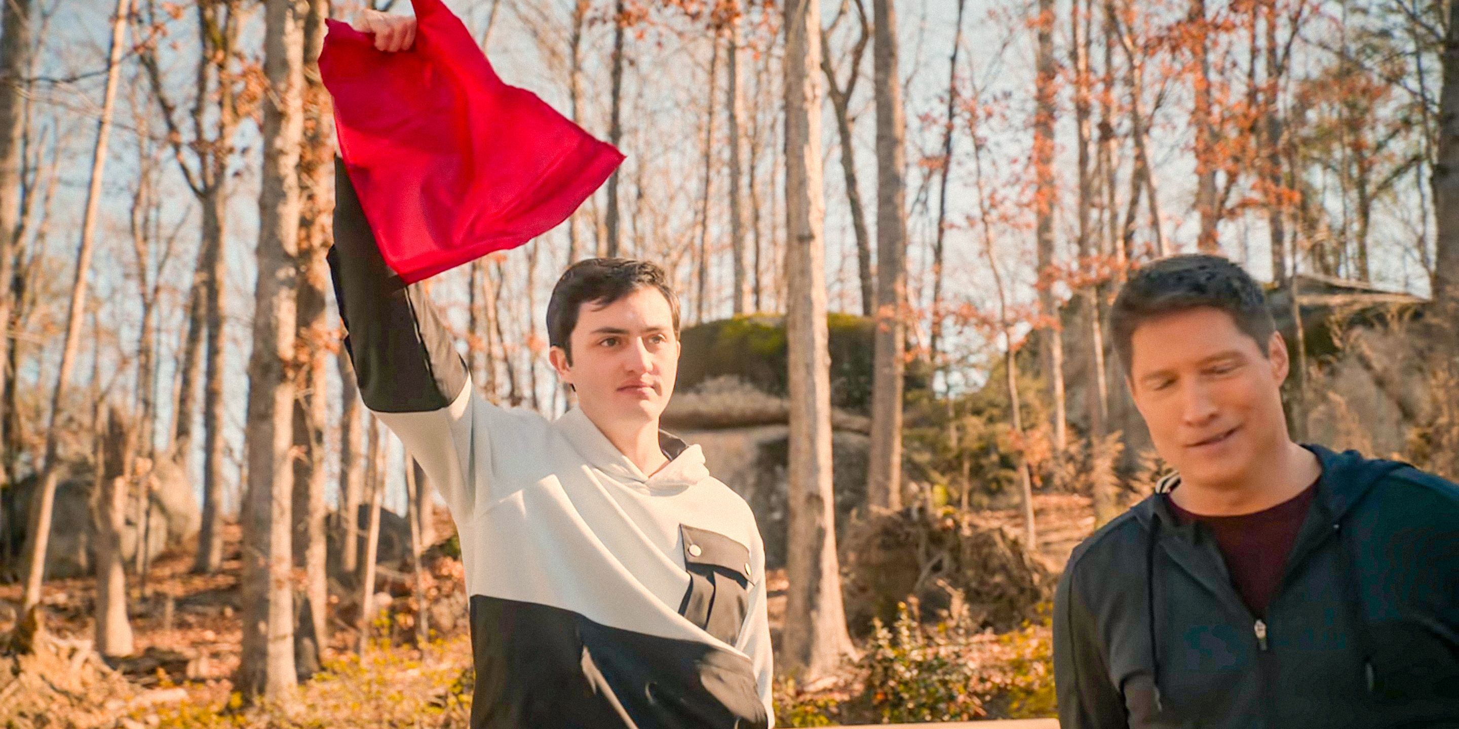 Gianni DeCenzo como Demetri levantando a bandeira vermelha que lhe dá uma vaga no Sekai Taikai na 6ª temporada de Cobra Kai