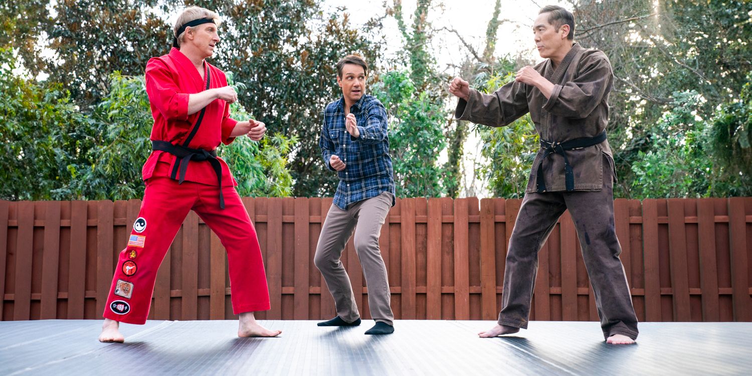 Johnny Lawrence (William Zabka) e Chozen (Yuji Okumoto) se envolvem em uma luta de caratê enquanto Daniel LaRusso (Ralph Macchio) atua como árbitro na 6ª temporada de Cobra Kai, Parte 1