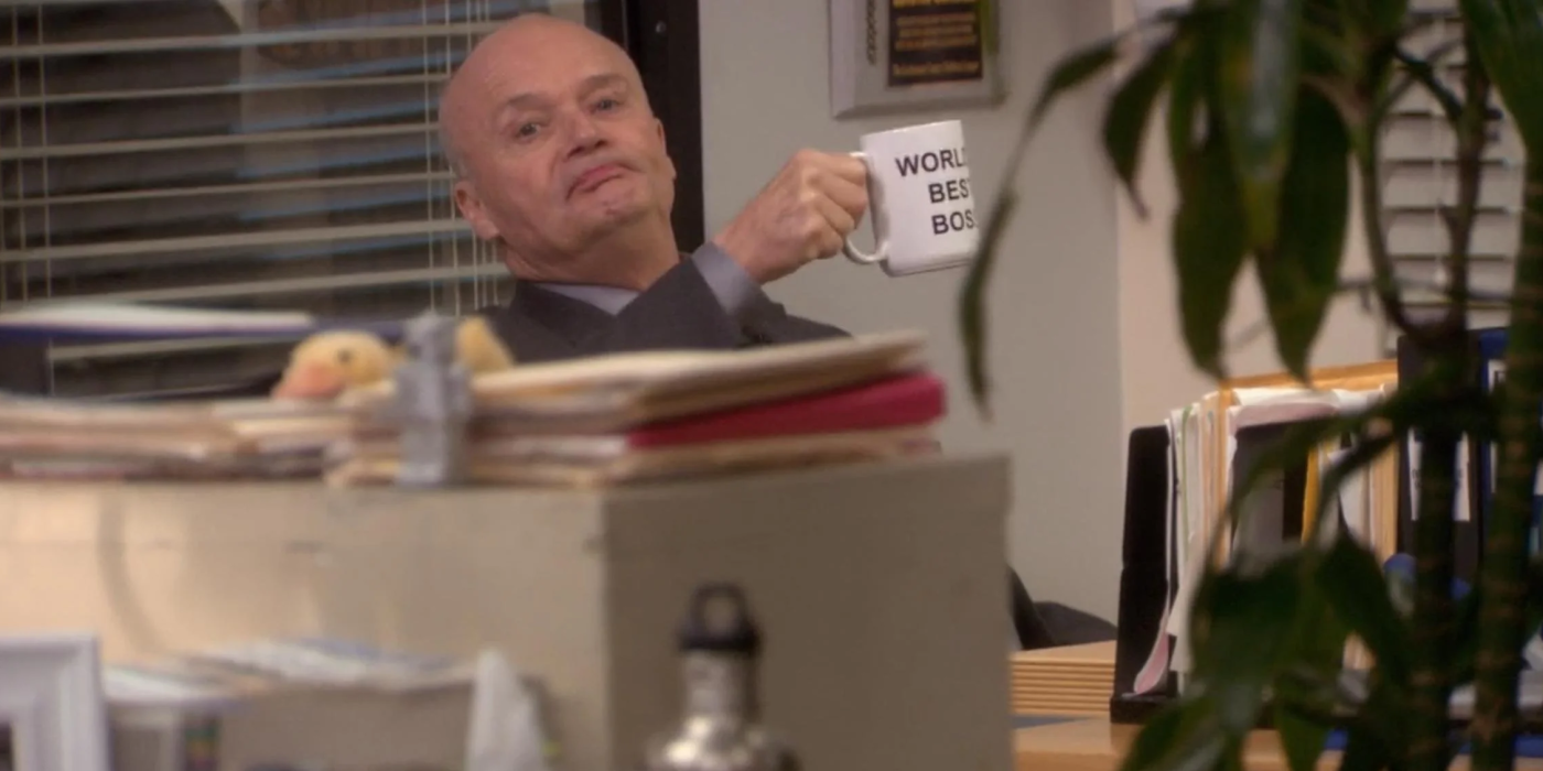 Creed com a caneca de Michael no episódio do Office Search Commitee