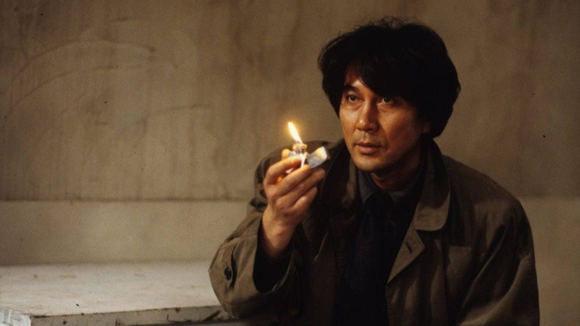 El detective Koji Yakusho Takabe sostiene un encendedor en Cure