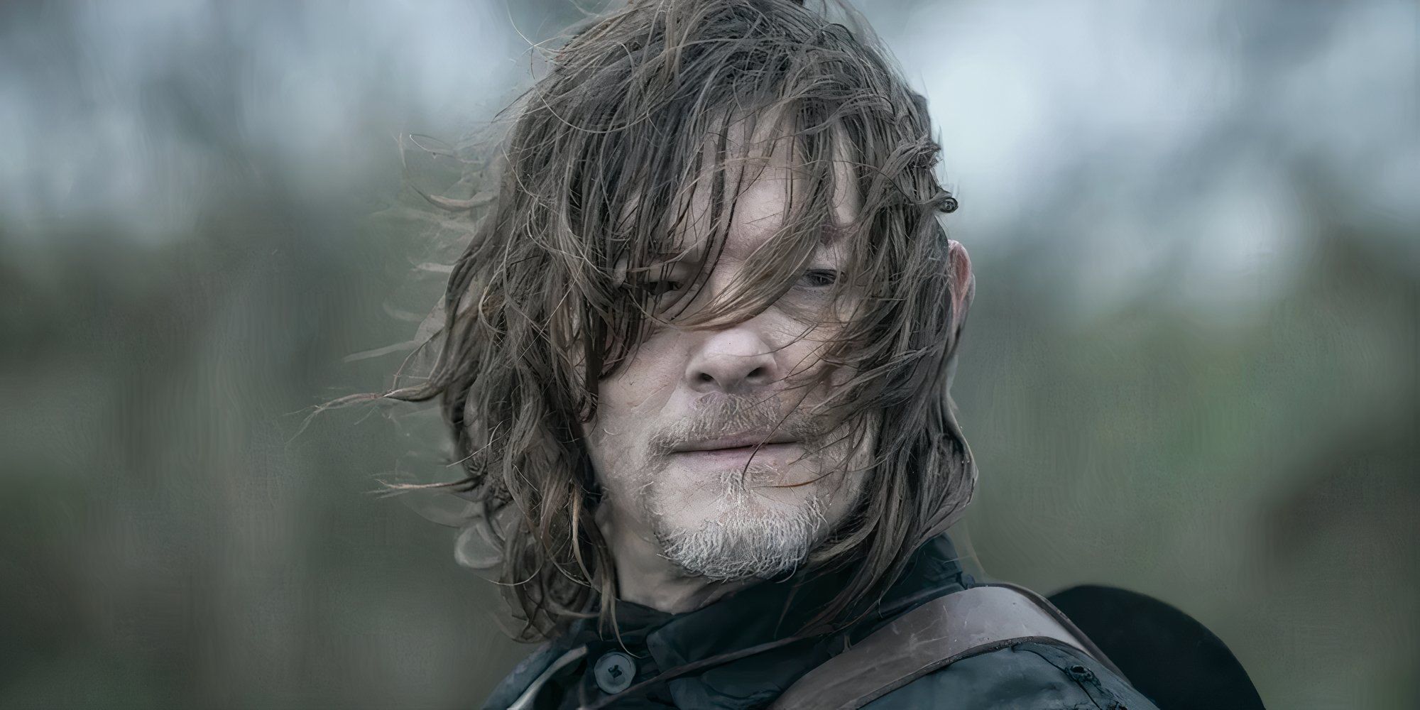 Norman Reedus als Daryl Dixon in einer Episode des Spin-offs „Walking Dead“, mit im Wind flatternden Haaren