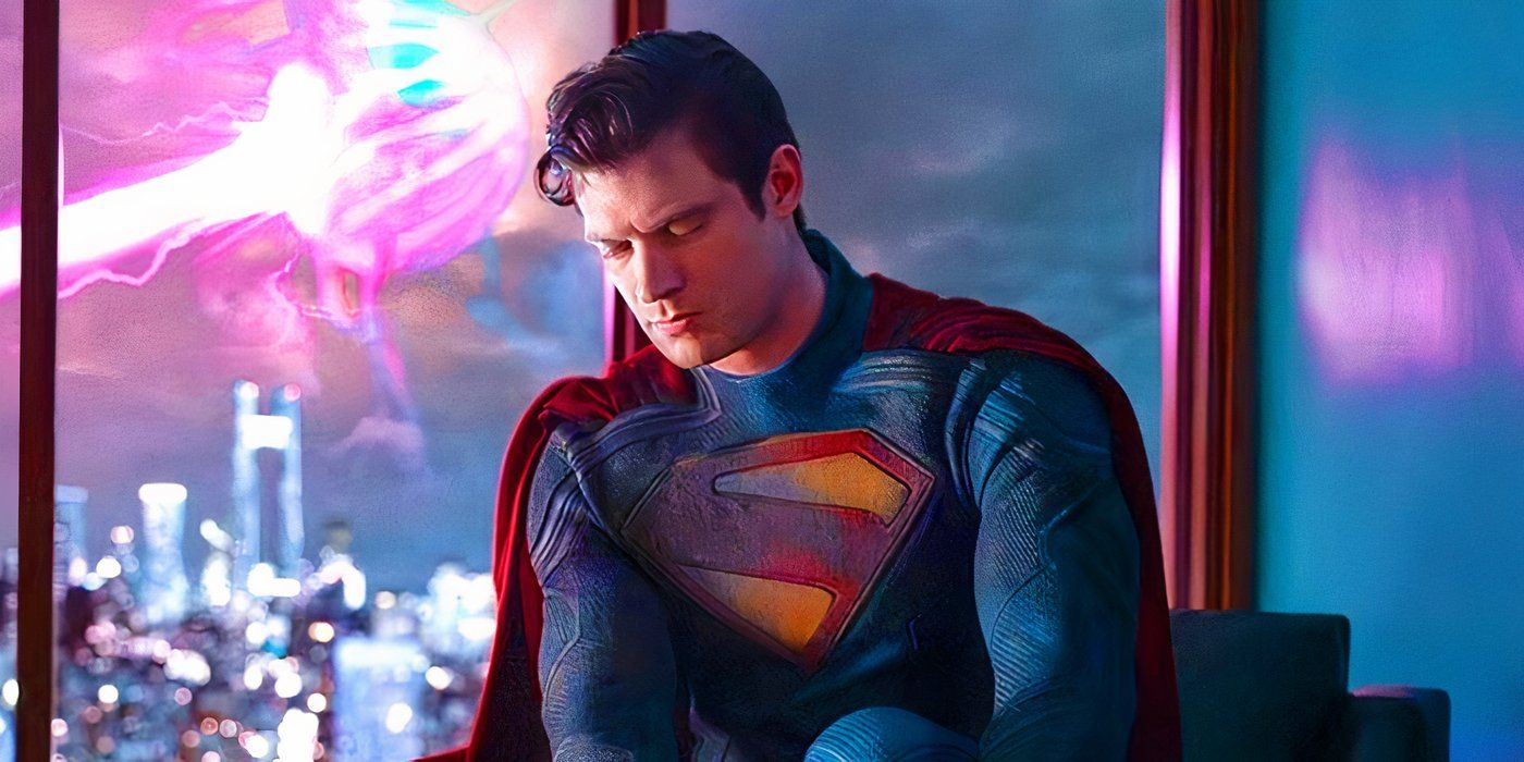 David Corenswet se vestindo como Superman em imagem oficial
