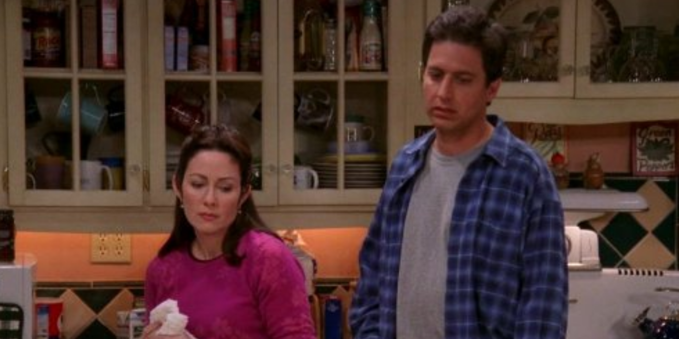 Debra e Ray chateados um com o outro no episódio Everybody Loves Raymond Bad Moon Rising