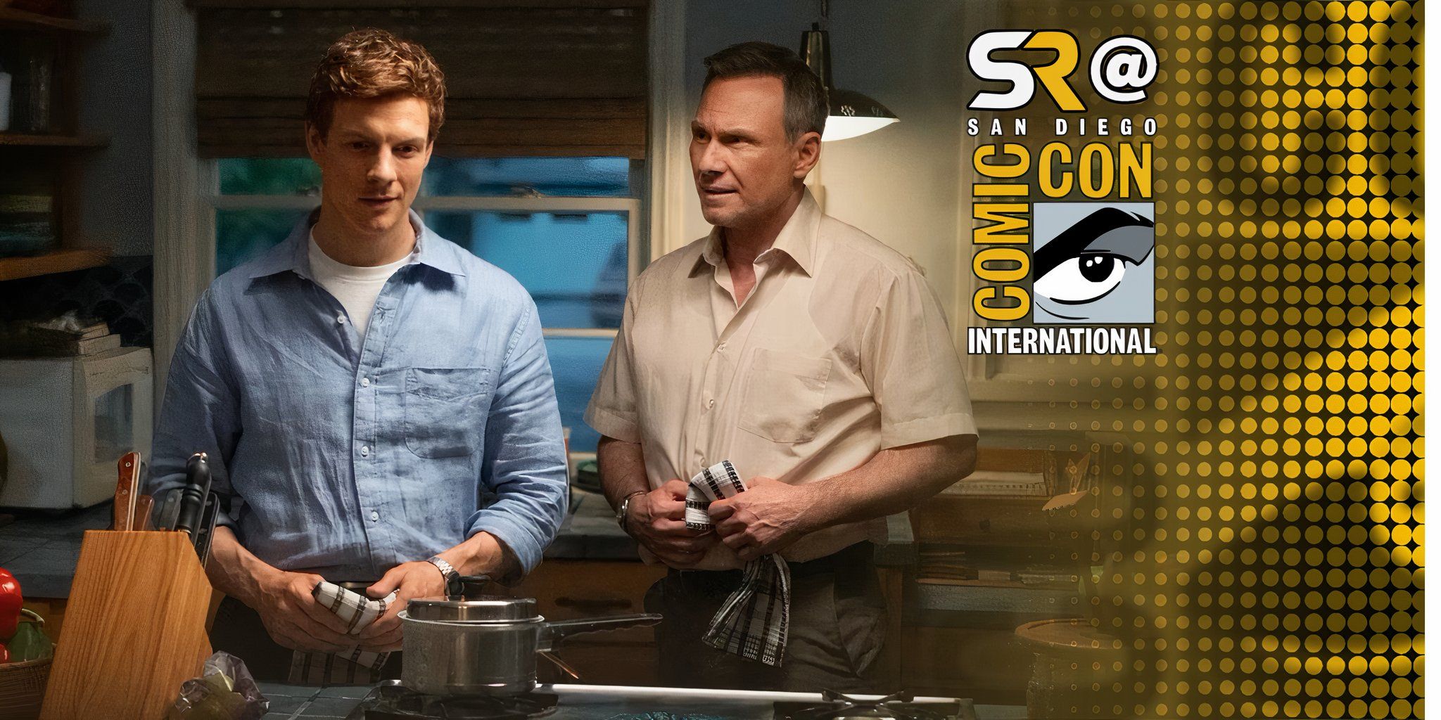 Dexter Morgan (Patrick Gibson) e Harry Morgan (Christian Slater) estão na cozinha em Dexter: Original Sin com a sobreposição do Screen Rant San Diego Comic Con