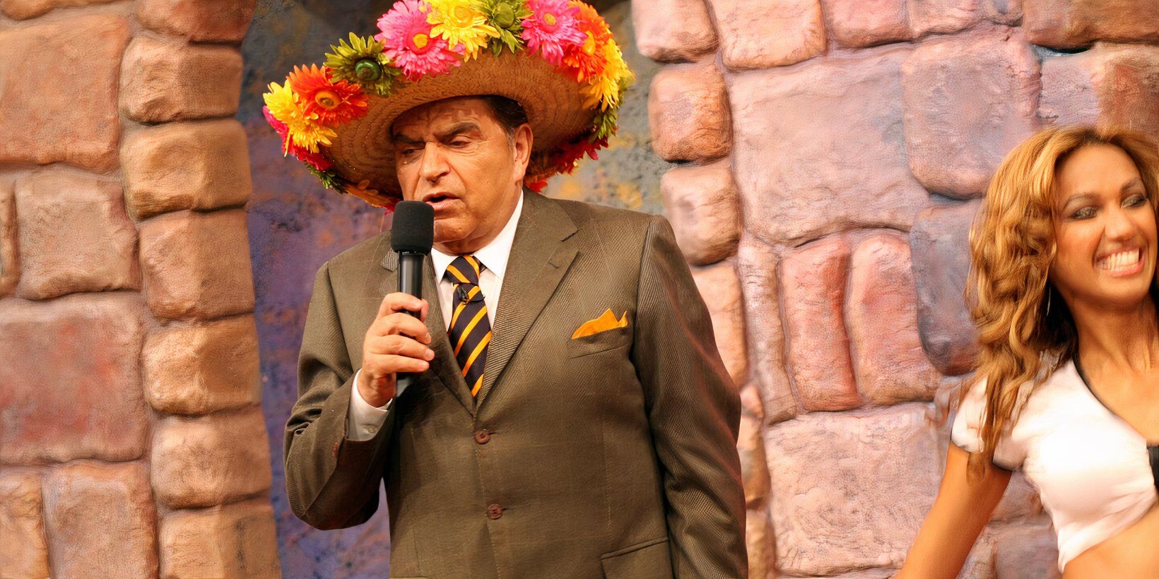 Don Francisco in a flowered hat with a microphone on Sabado Gigante