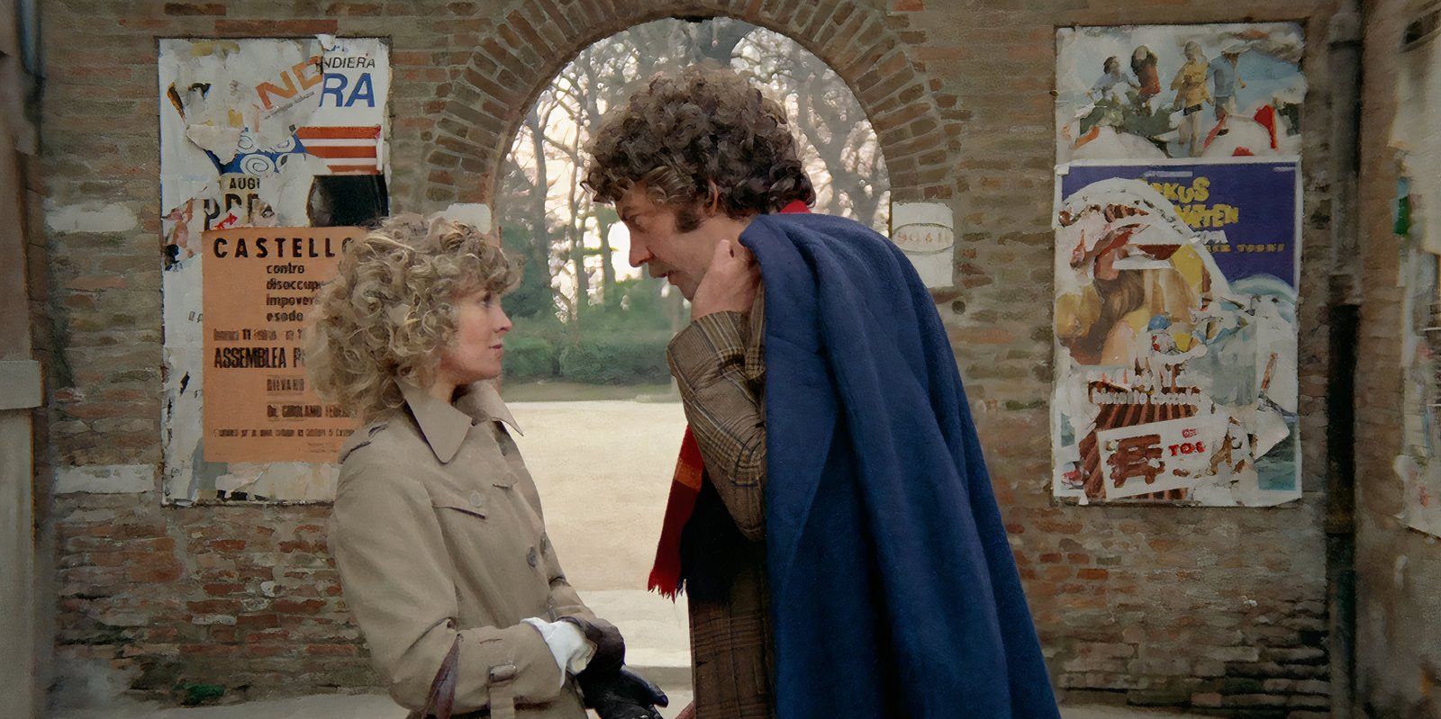 Donald Sutherland e Julie Christie conversam em frente a um arco em Don't Look Now