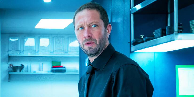 Ebon Moss-Bachrach looking concerned as Richie in The Bear season 2