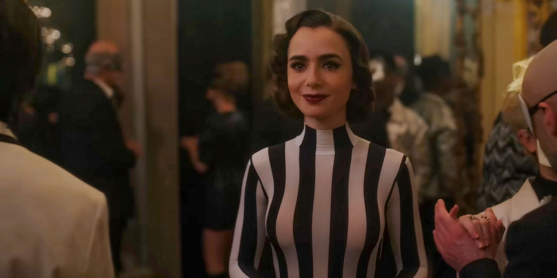 Emily (Lily Collins) trägt ein gestreiftes Kleid auf einer Party in Emily in Paris Staffel 4