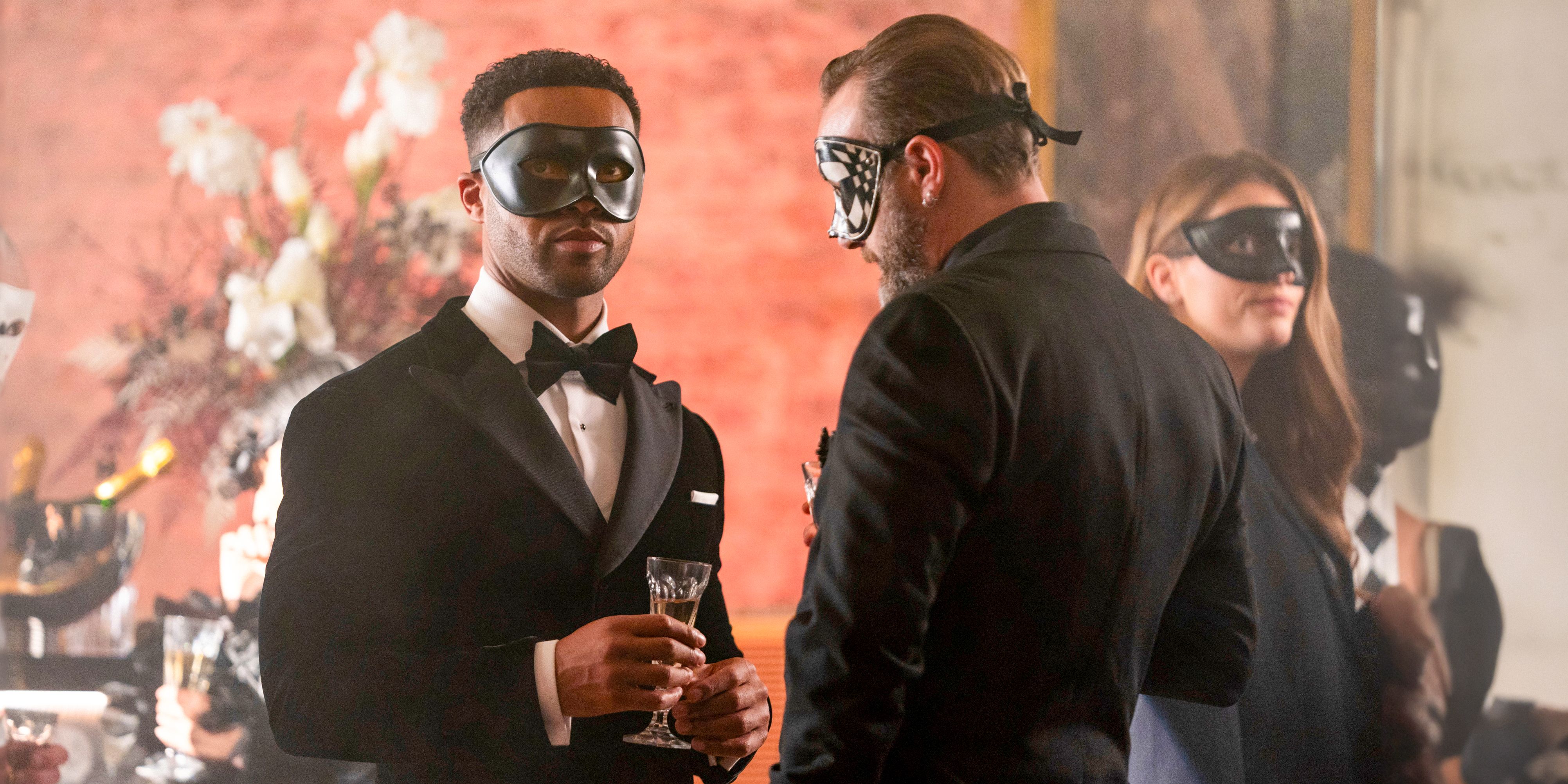 Alfie (Lucien Laviscount) trägt eine Maske auf einer Party in Emily in Paris, Staffel 4