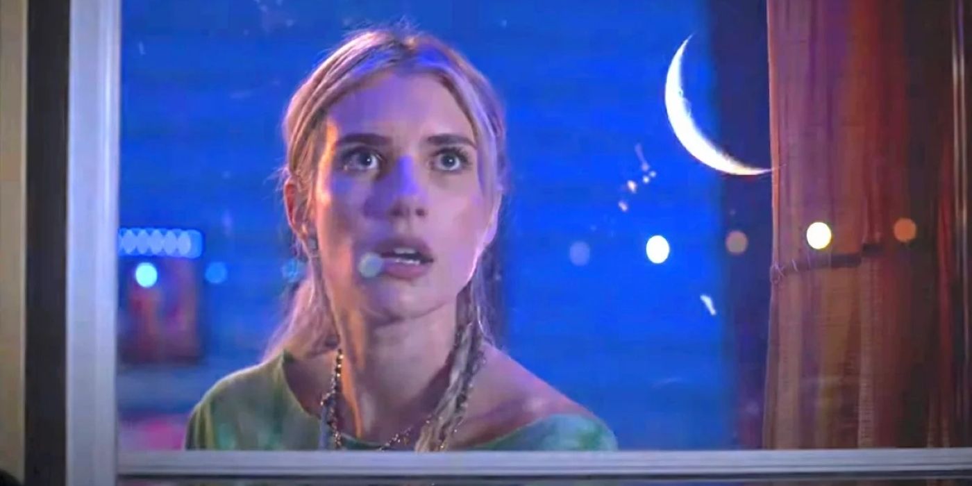 Emma Roberts como Rex Simpson olhando para a lua crescente através da janela em Space Cadet.jpg