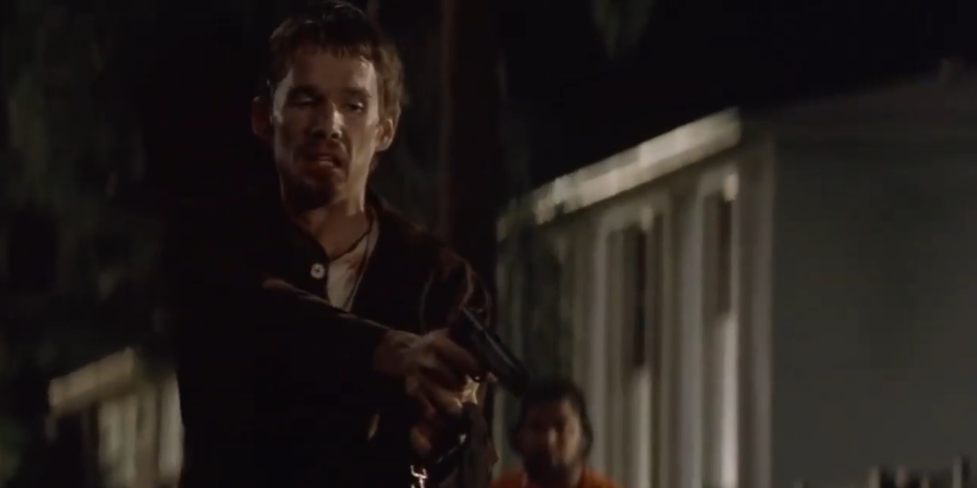 Ethan Hawke como Jake Hoyt aponta uma arma para Alonzo na cena final do Dia de Treinamento