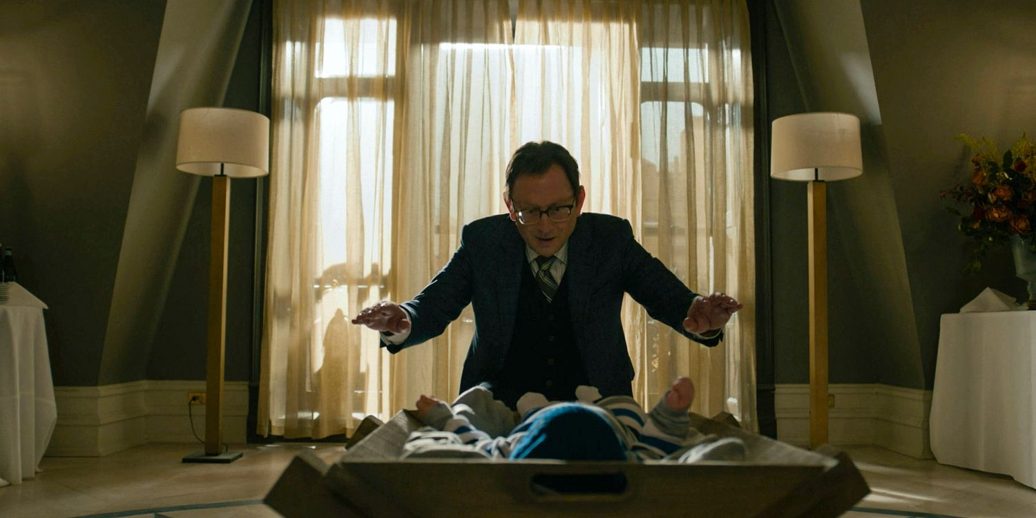 Leland Townsend (Michael Emerson) adora al niño Timothy, el anticristo en el mal Temporada 4 Episodio 8