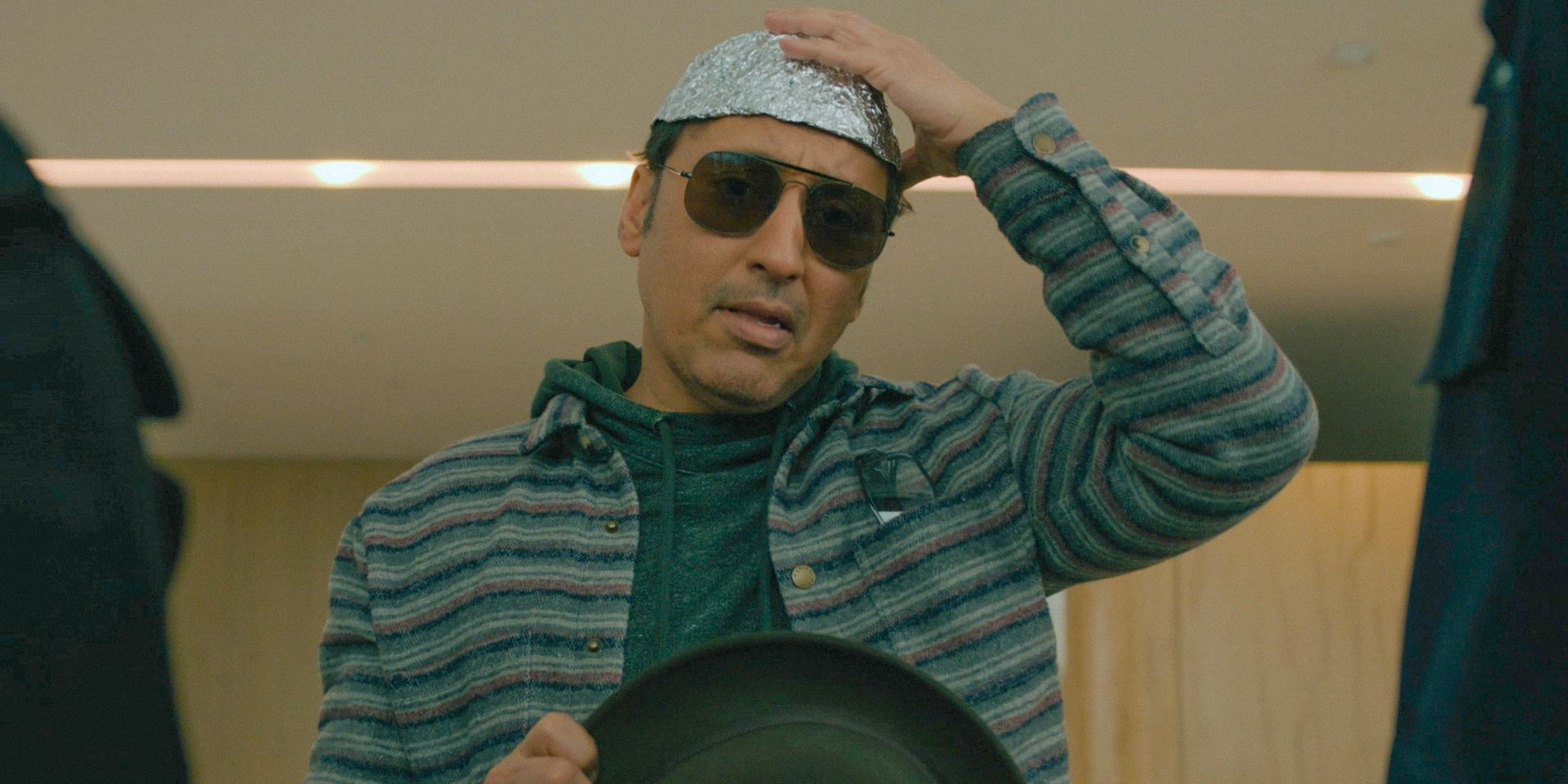 Ben Shakir (Aasif Mandvi) usando um chapéu de papel alumínio no episódio 9 da quarta temporada de Evil