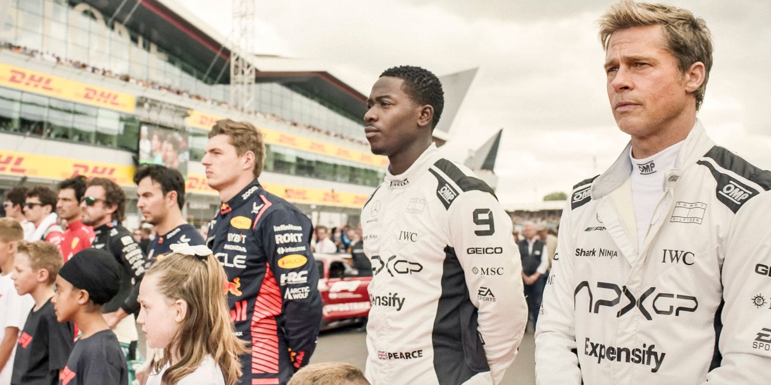 Joshua Pearce (Damson Idris) e Sonny Hayes (Brad Pitt) e os motoristas alinhados na grade inicial em F1