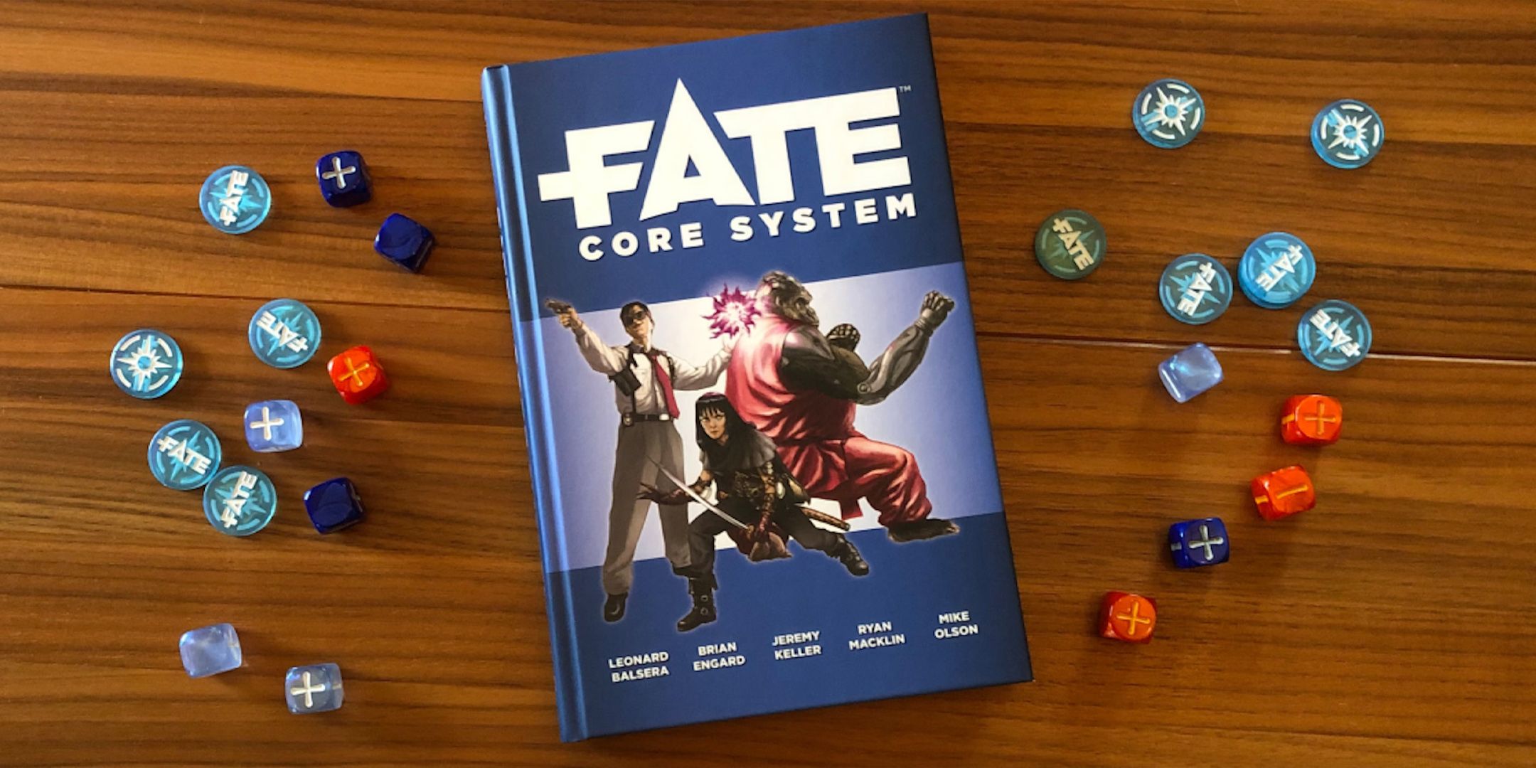 O livro TTRPG do Fate Core System está sobre uma mesa cercada por dados.