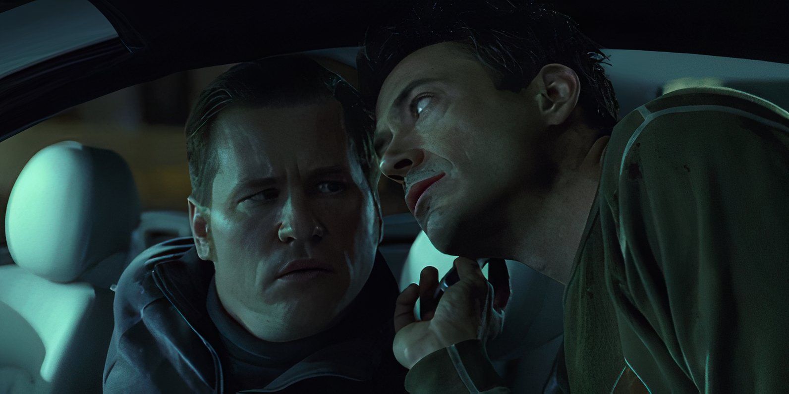 Gay Perry (Val Kilmer) e Harry Lockhart (Robert Downey Jr.) ouvem um telefonema em Kiss Kiss Bang Bang