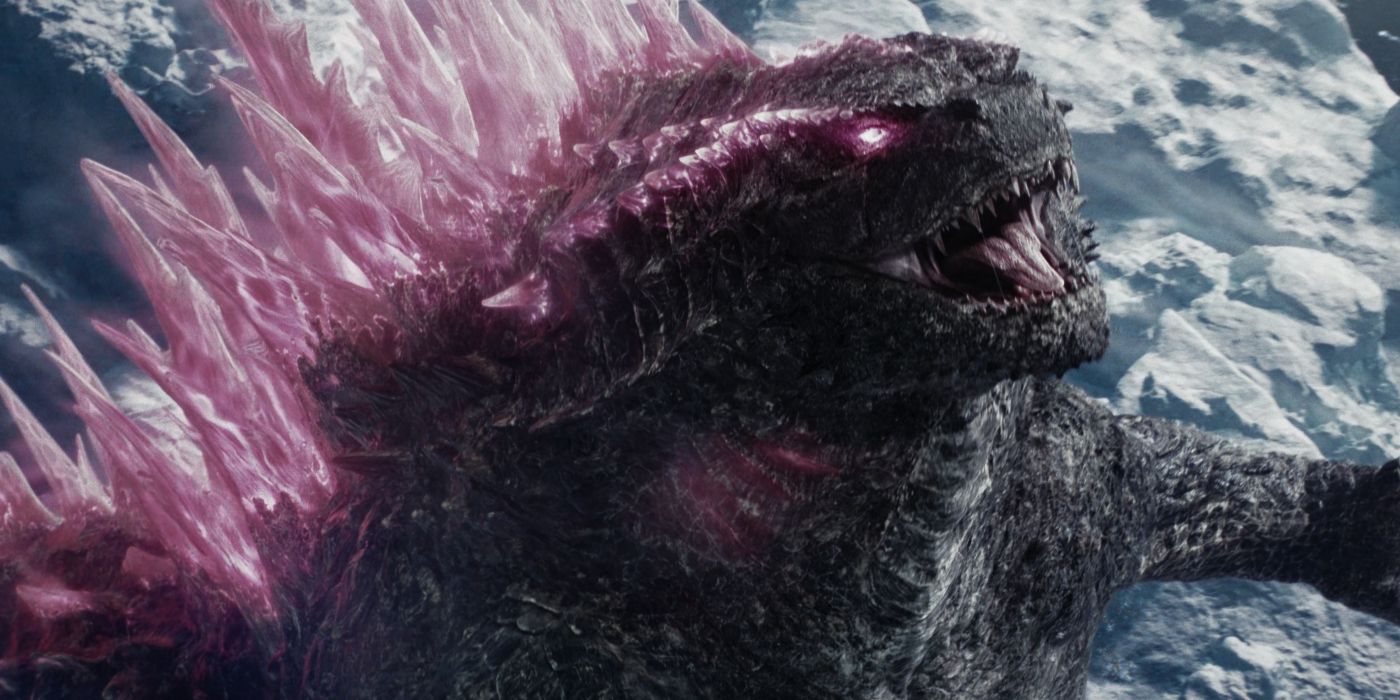 Um close de Godzilla em Godzilla x Kong: O Novo Império com barbatanas e olhos rosas brilhantes.