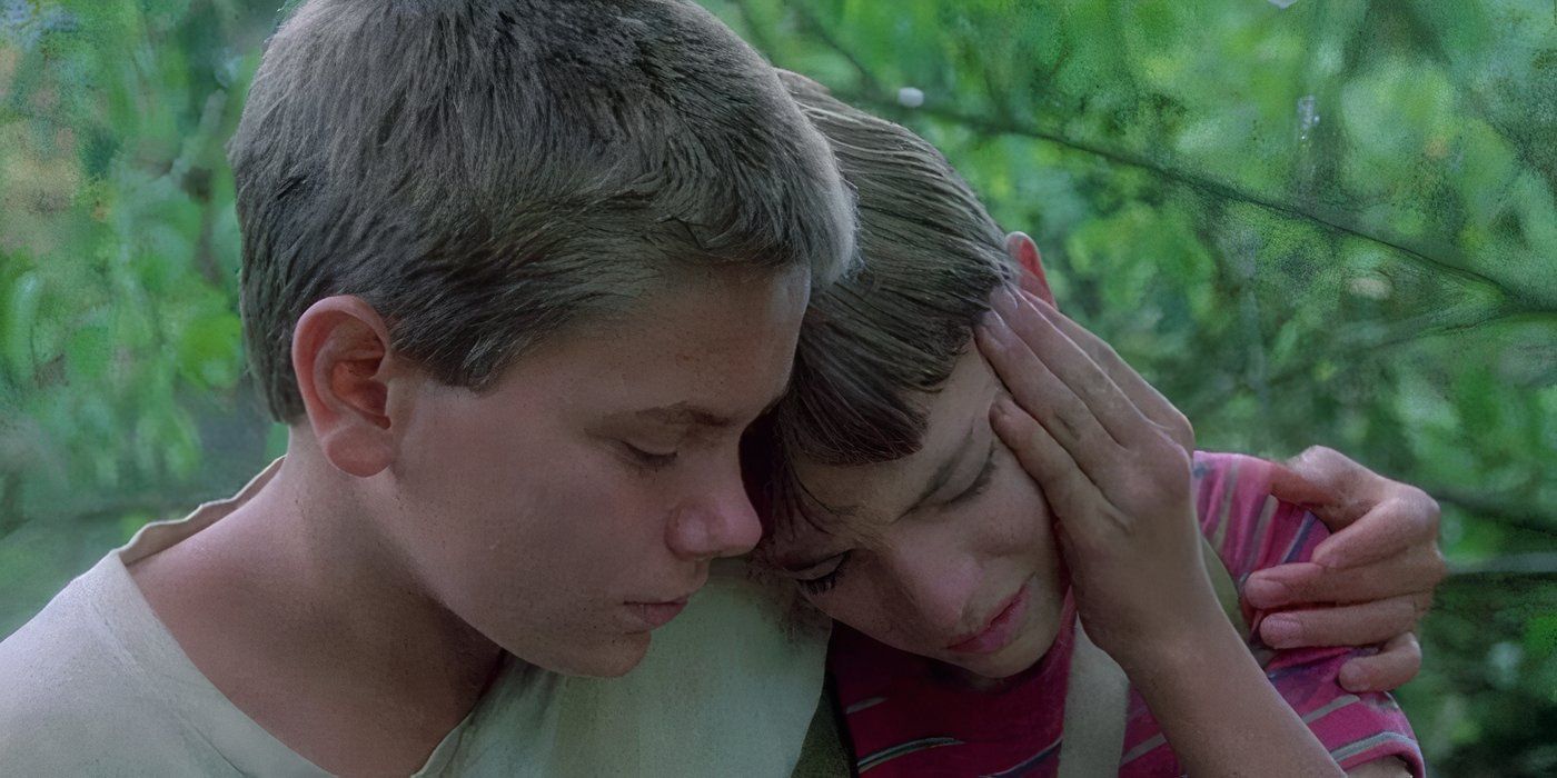 Gordie (Wil Wheaton) from Stand By Me cries in Chris's (River Phoenix) arms