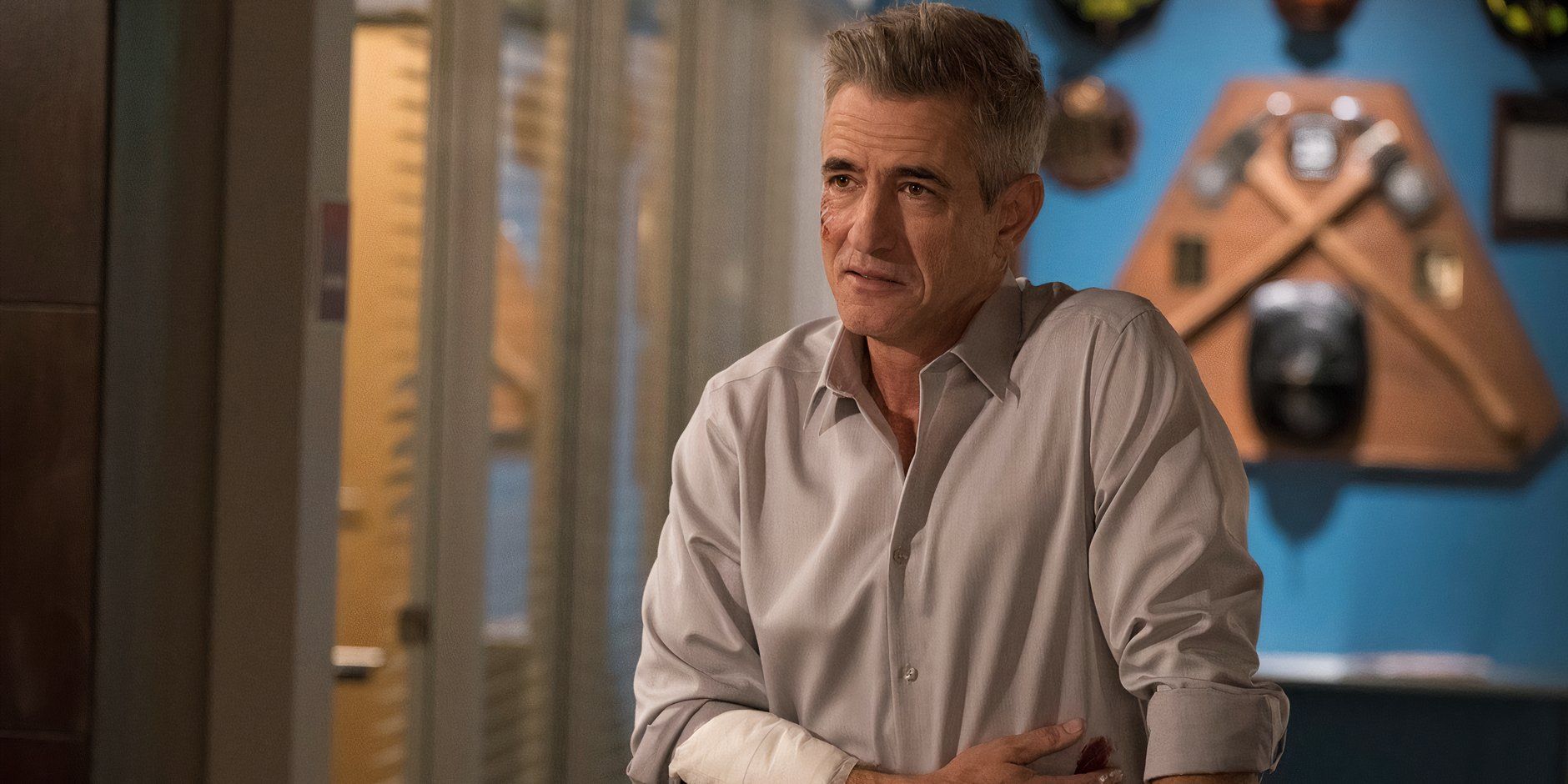 Dermot Mulroney como Greg Tanner em Station 19 em pé com o braço enfaixado