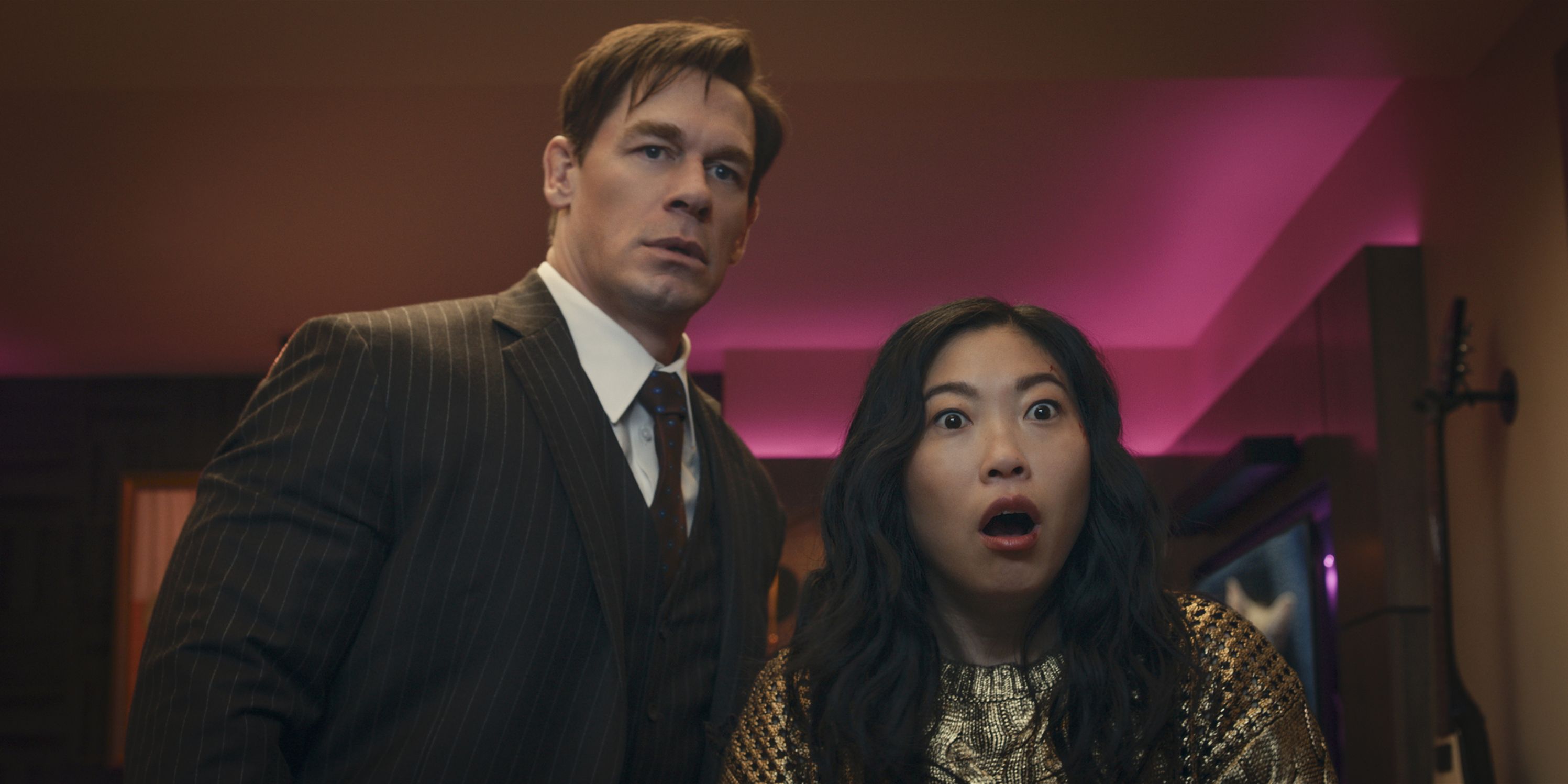 John Cena como Noel e Awkwafina como Katie parecendo surpresos em Jackpot.