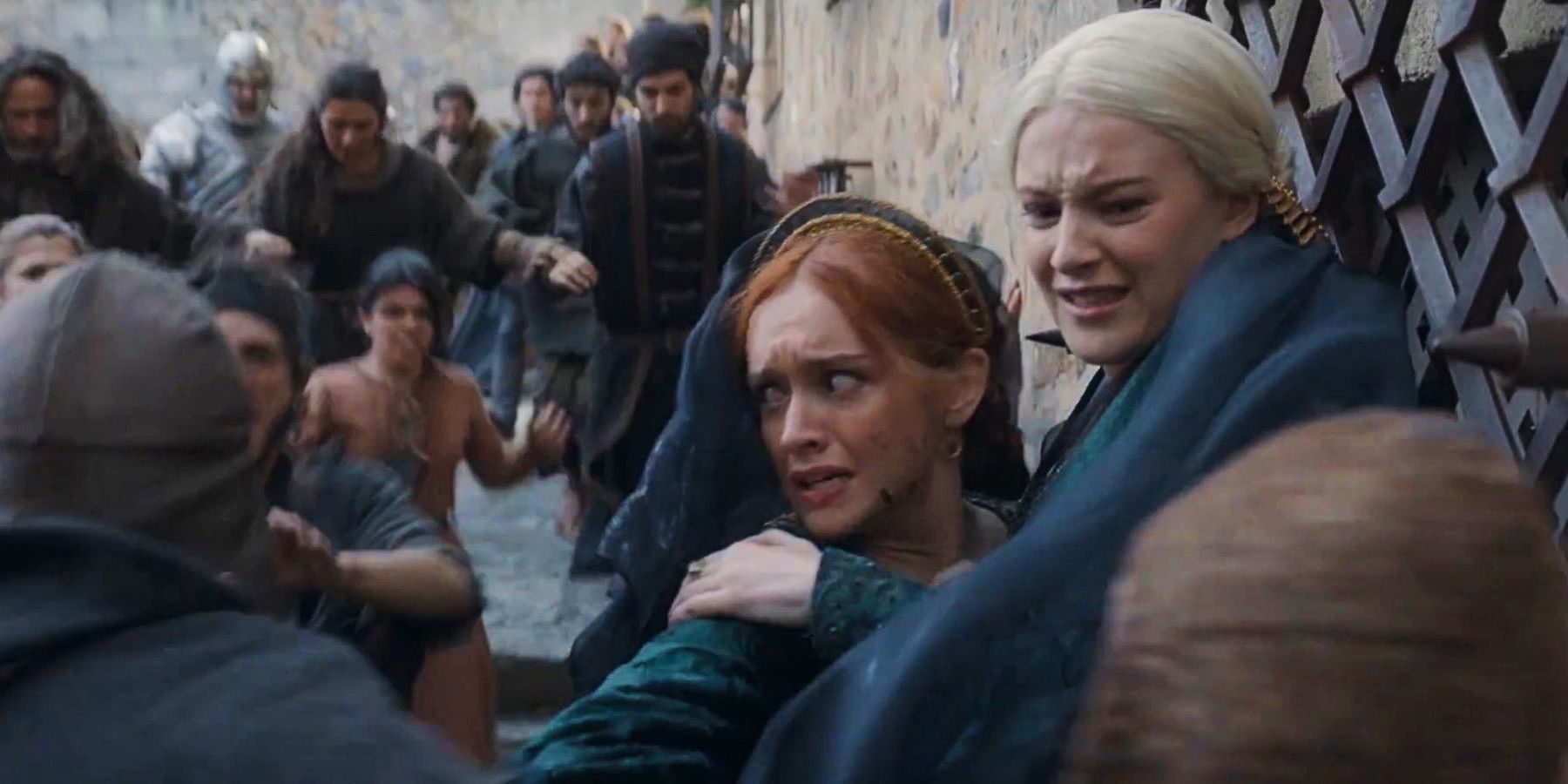 Helaena Targaryen e Alicent Hightower sendo cercadas por plebeus em House of the Dragon temporada 2, episódio 6