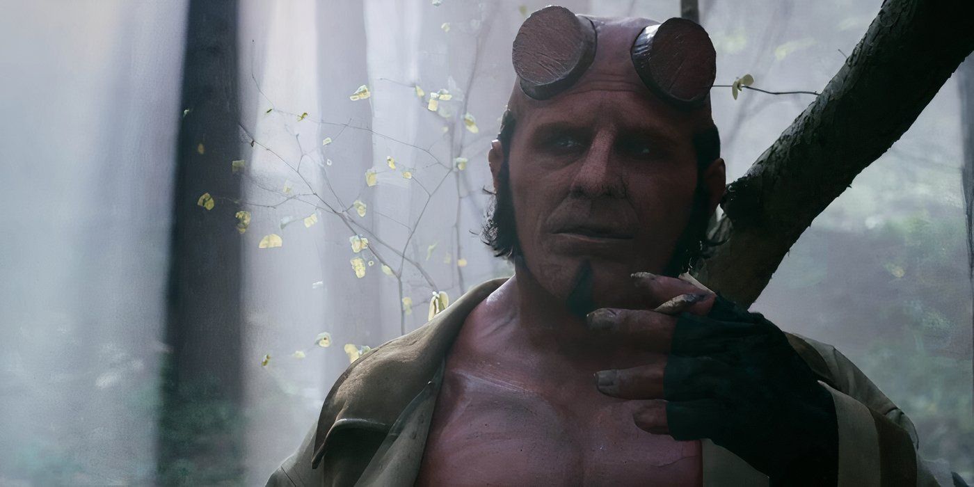 Jack Kesy como Hellboy fumando um baseado na floresta em Hellboy The Crooked Man