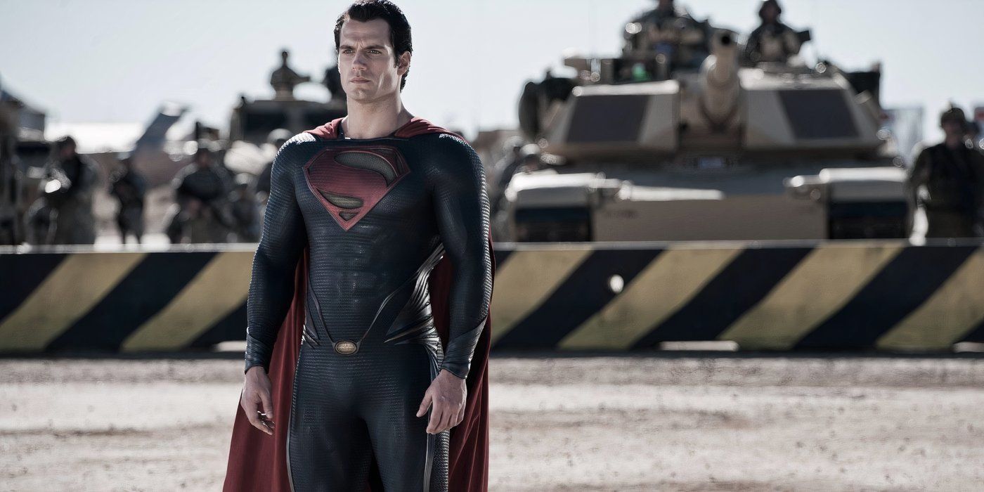 Henry Cavill como Superman em pé com um olhar preocupado em O Homem de Aço