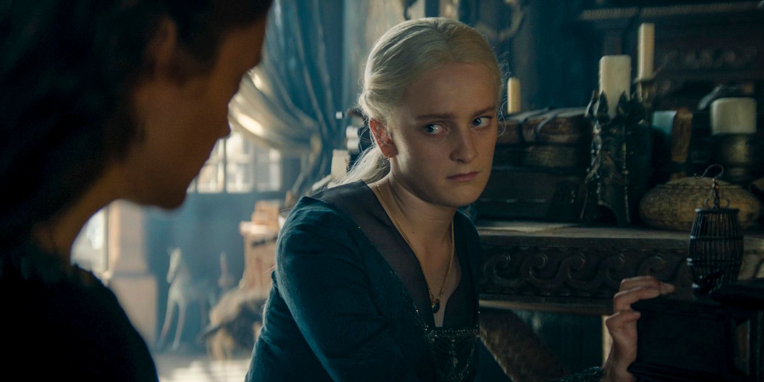 Helaena Targaryen (Phia Saban) olhando para sua mãe Alicent com medo no episódio 3 da 2ª temporada de House of the Dragon