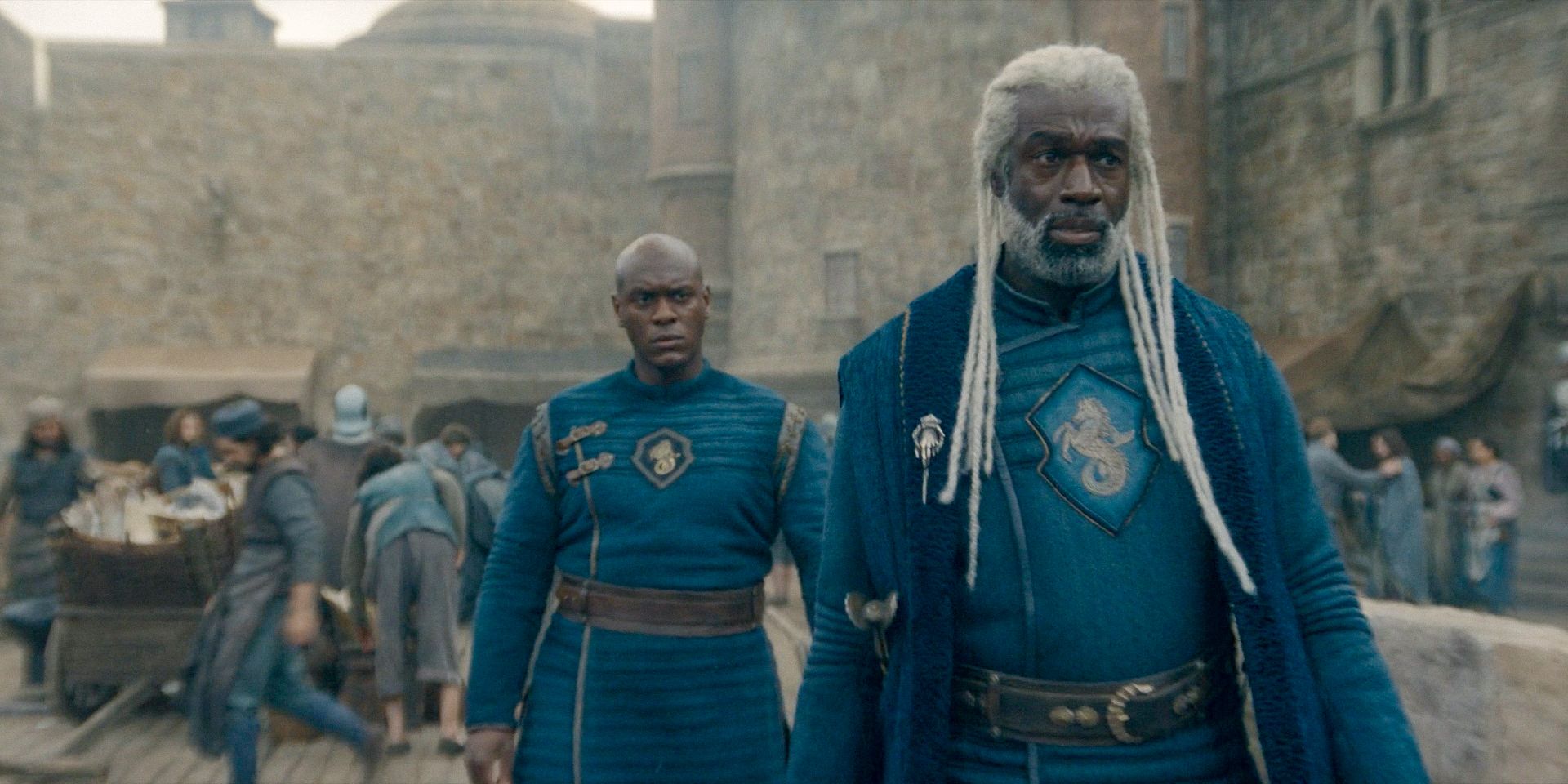 Em Driftmark, Lord Corlys Velaryon (Steven Toussaint) e Alyn (Abubakar Salim) falando sobre Addam ser o novo cavaleiro de dragão em House of the Dragon, temporada 2, episódio 7