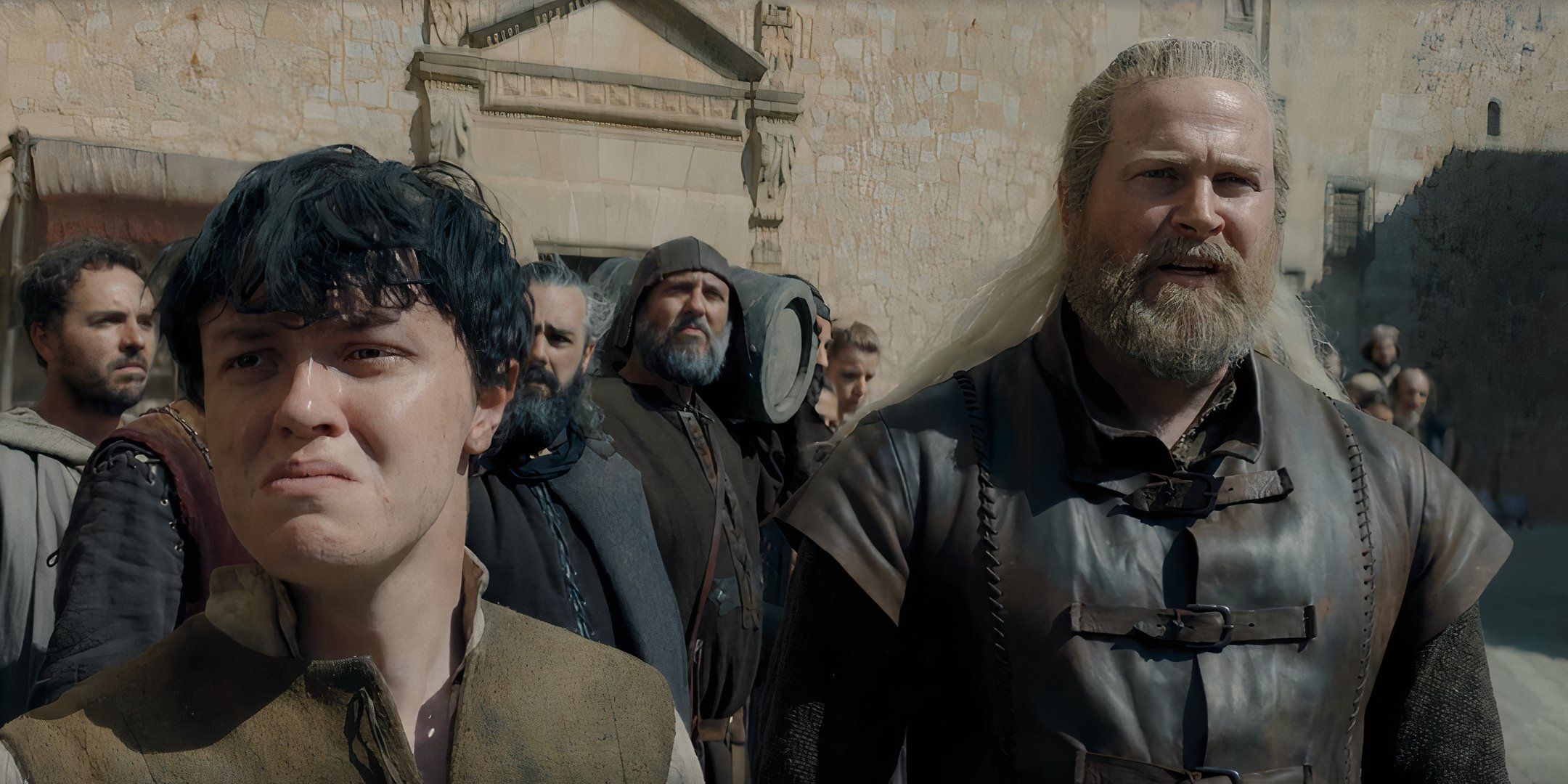 Hugh Hammer y otras personitas ven un evento en King's Landing en Dragon House Temporada 2