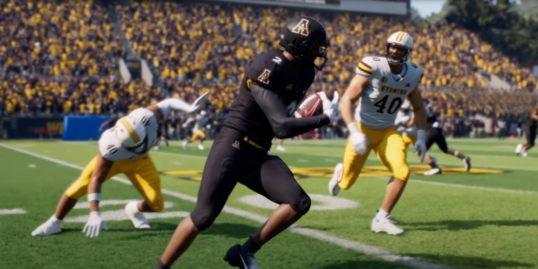 Jogador de College Football 25 correndo com a bola contra dois jogadores de defesa do Wyoming