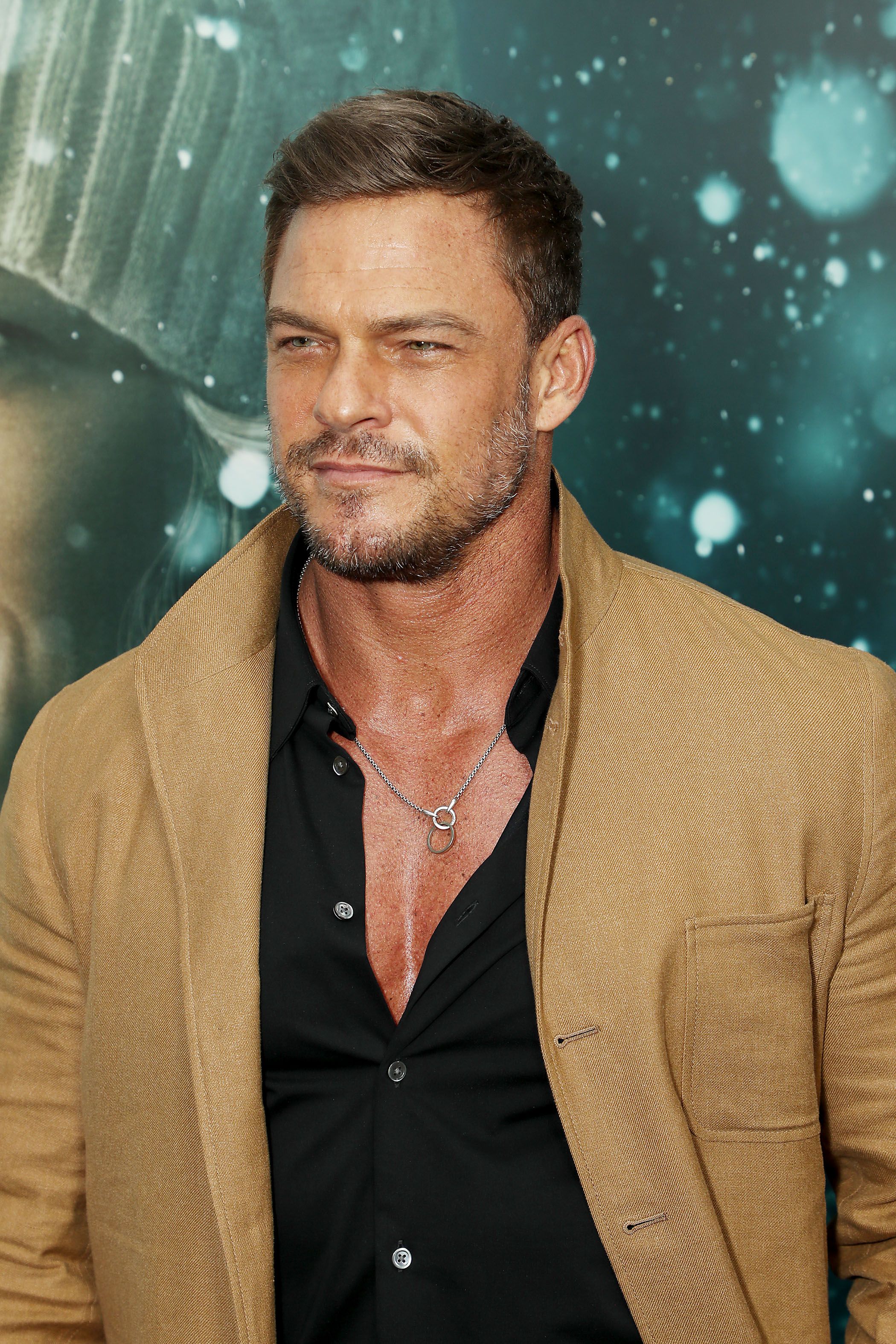 Foto de la cabeza de Alan Ritchson en el estreno en Nueva York de 'Ordinary Angels' de Lionsgate 