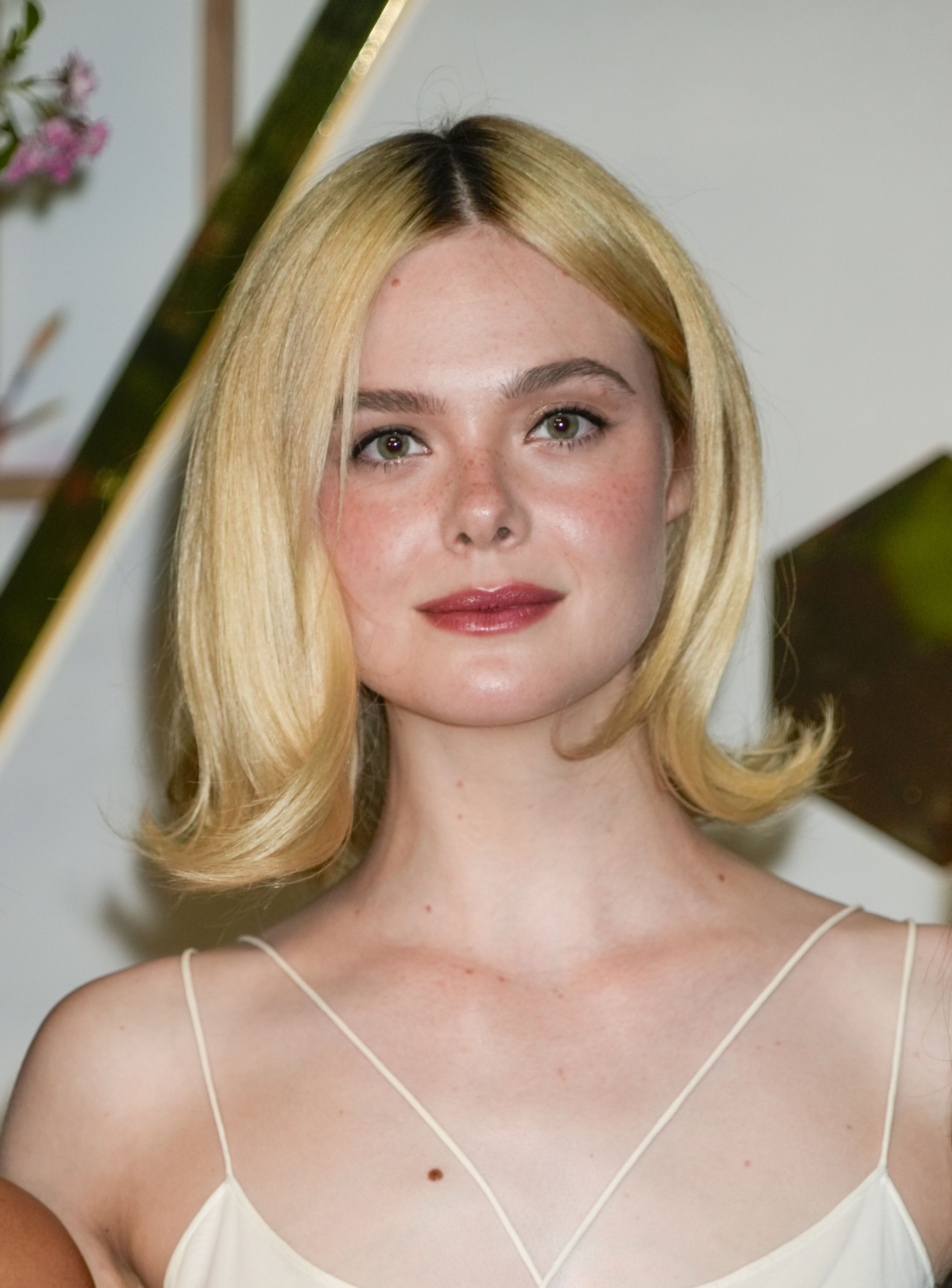 رأس Elle Fanning في منزل Suntory