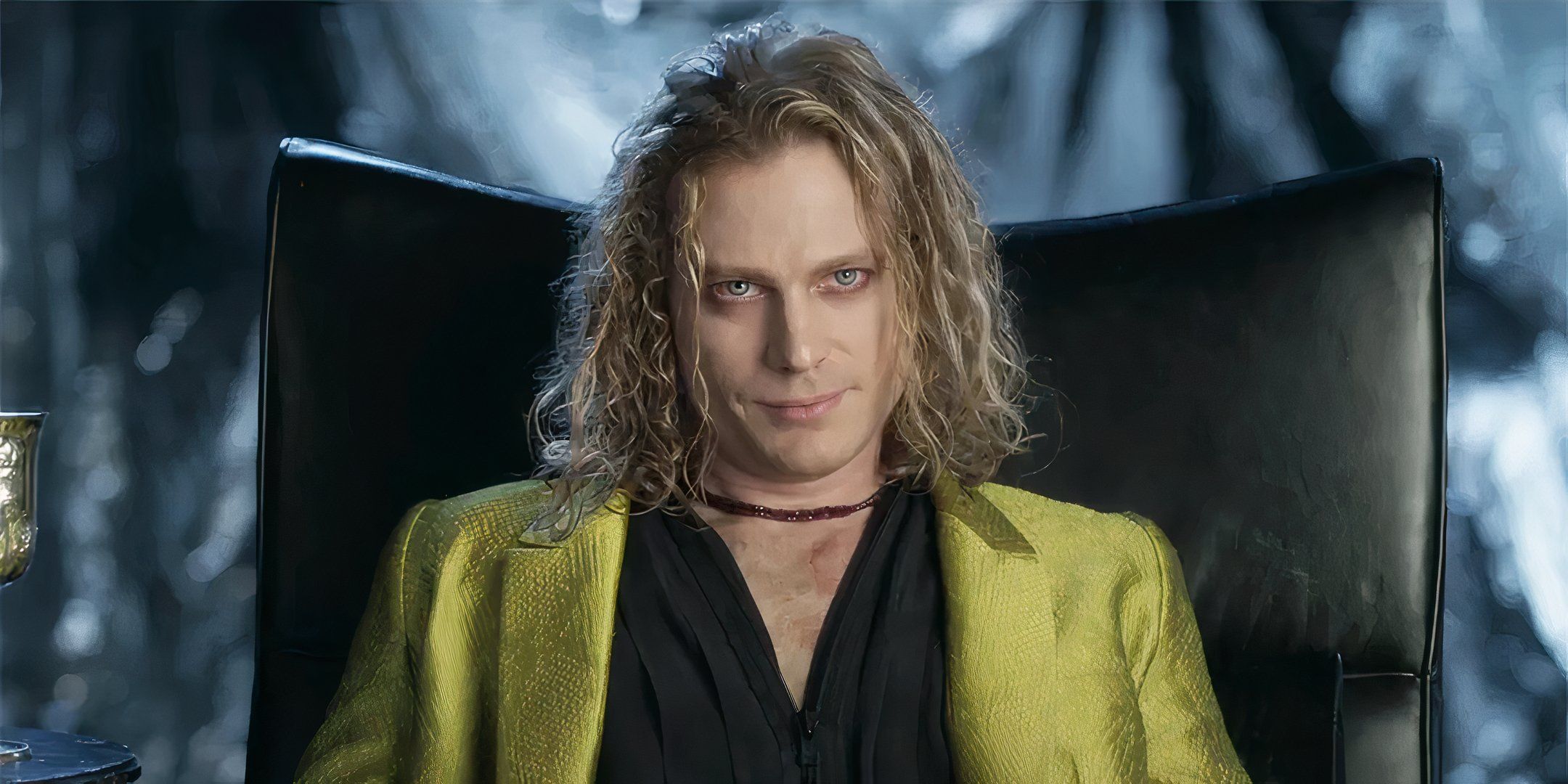 La estrella de rock Lestat (Sam Reed) se sentó para una entrevista en un vídeo teaser de la temporada 3 de Entrevista con el vampiro.