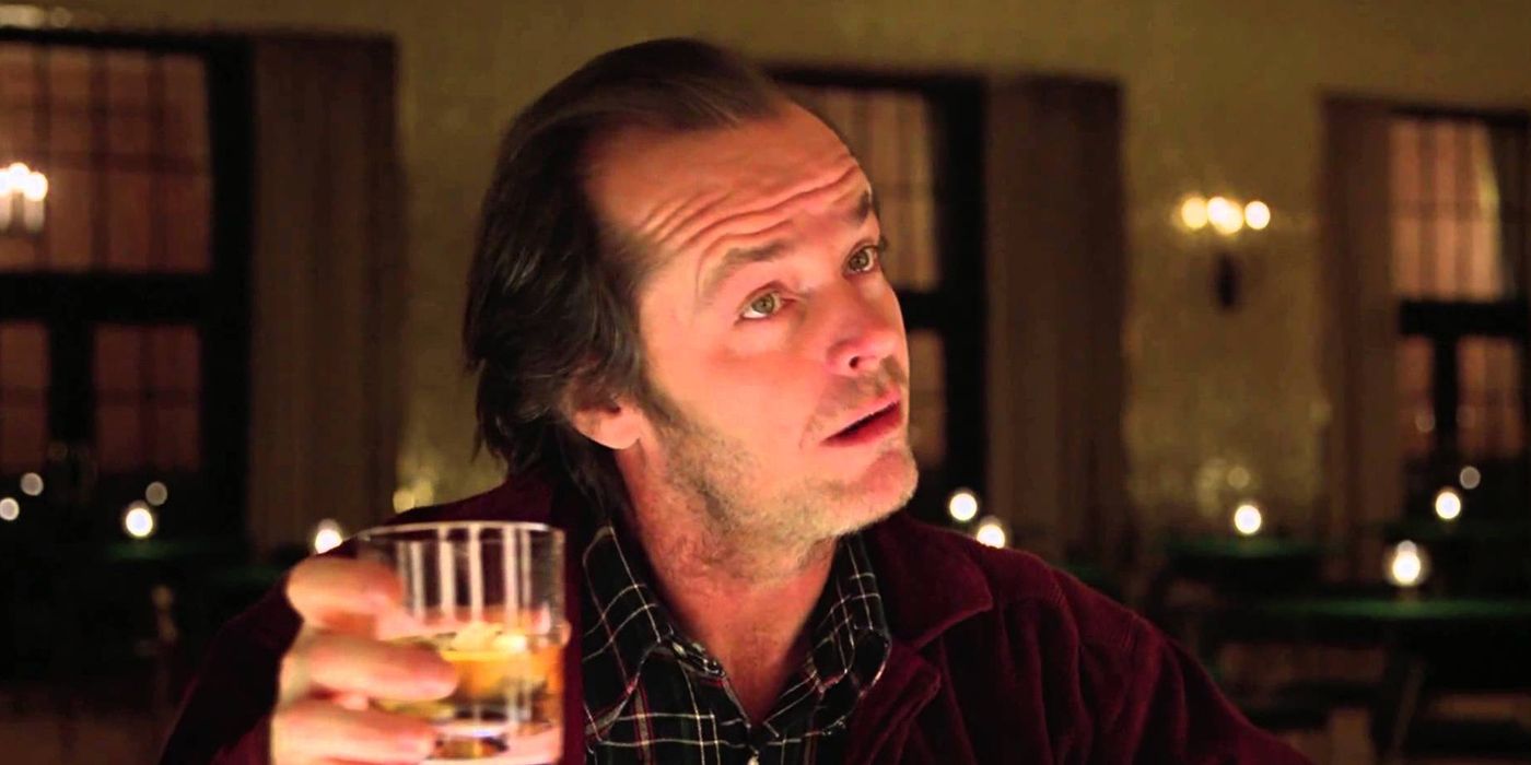 Jack Nicholson como Jack Torrance segurando um copo em O Iluminado.