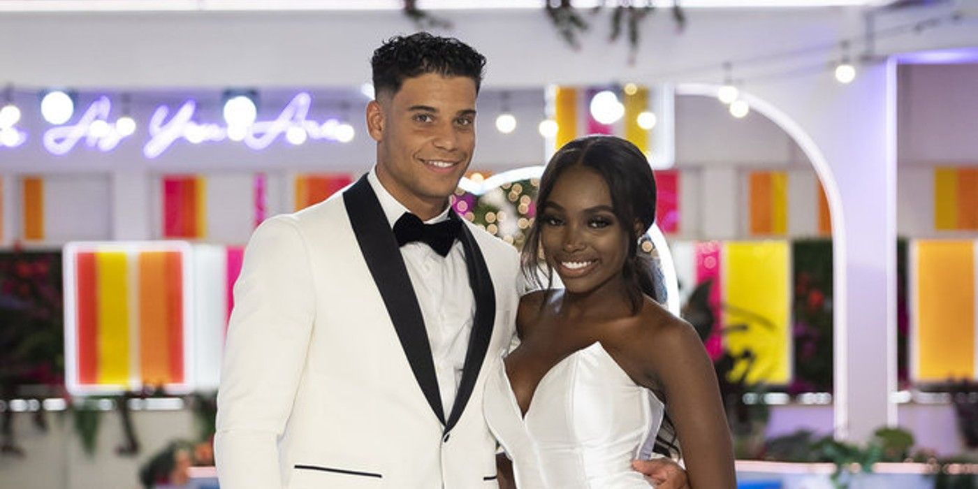 JaNa Craig e Kenny Rodriguez da 6ª temporada de Love Island USA posando em trajes formais em frente à villa.